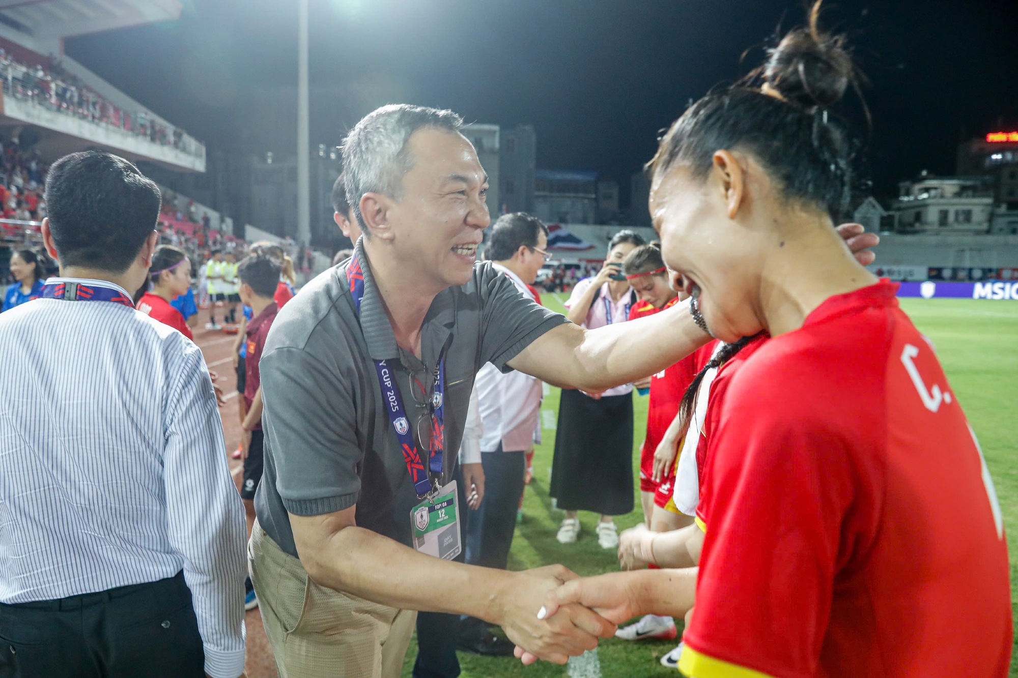 ក្រុមនារីវៀតណាមបានវ៉ាដាច់ថៃម្ដងទៀត ដោយទទួលបានជ័យជម្នះដ៏អស្ចារ្យ៖ ទទួលបានរង្វាន់១ពាន់លានដុង - រូបថត ២. Đội tuyển nữ Việt Nam lại vượt trội Thái Lan, giành chiến thắng đẳng cấp: Được thưởng 1 tỉ đồng- Ảnh 2.