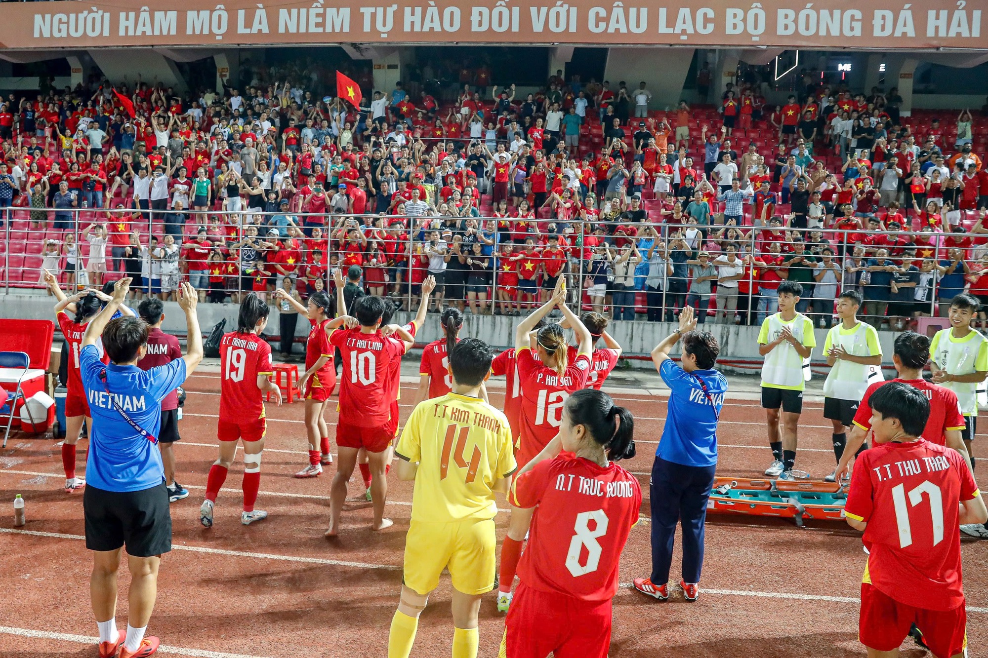 ក្រុមនារីវៀតណាមបានវ៉ាដាច់ថៃម្តងទៀត ដោយទទួលបានជ័យជំនៈ ទទួលបានរង្វាន់១ពាន់លានដុង - រូបថត ៧. Đội tuyển nữ Việt Nam lại vượt trội Thái Lan, giành chiến thắng đẳng cấp: Được thưởng 1 tỉ đồng- Ảnh 7.