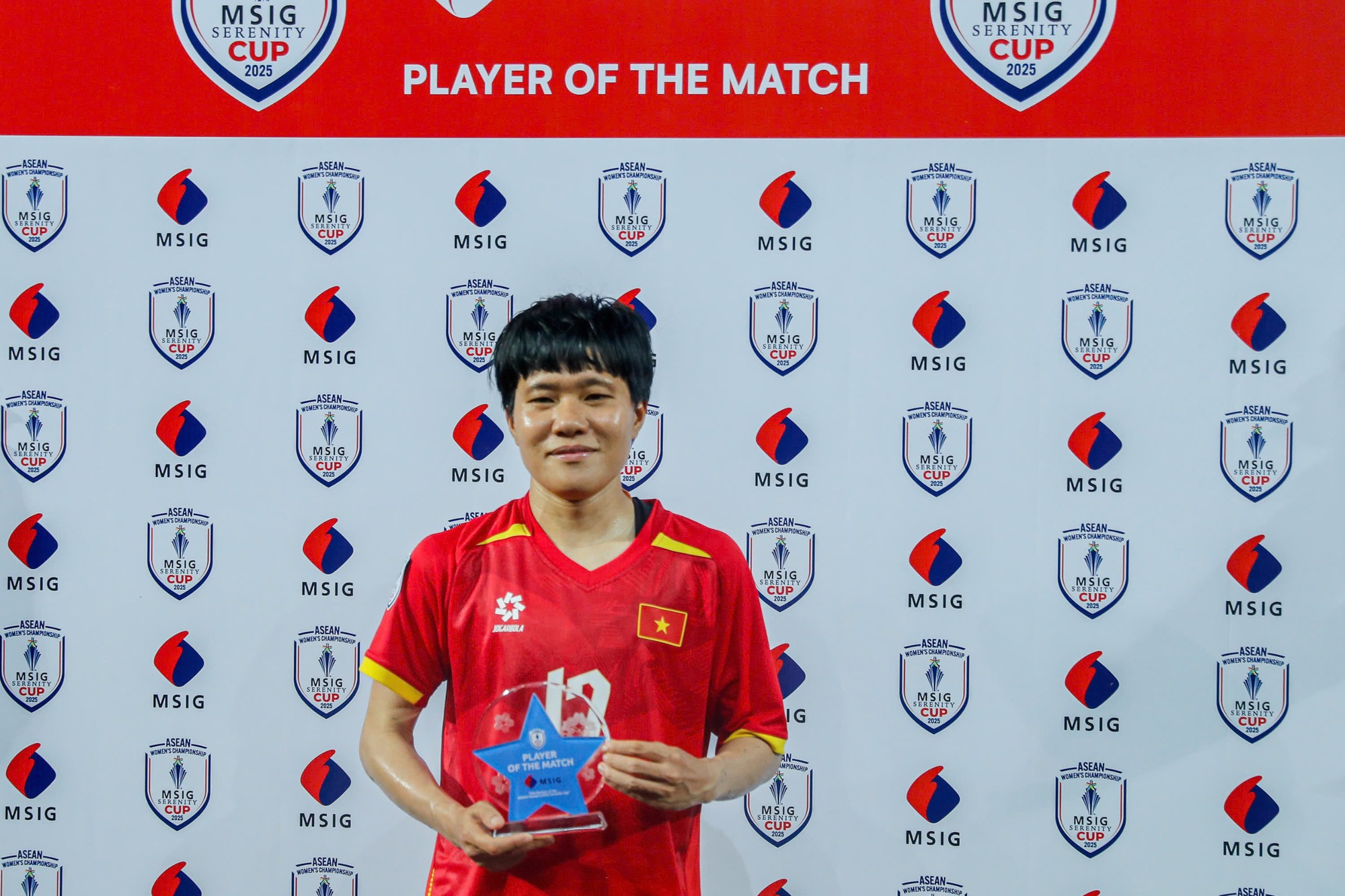 ក្រុមនារីវៀតណាមបានវ៉ាដាច់ថៃម្ដងទៀត ដោយទទួលបានជ័យជម្នះដ៏គួរឲ្យកត់សម្គាល់៖ រង្វាន់១ពាន់លានដុង - រូបថត ៤. Đội tuyển nữ Việt Nam lại vượt trội Thái Lan, giành chiến thắng đẳng cấp: Được thưởng 1 tỉ đồng- Ảnh 4.