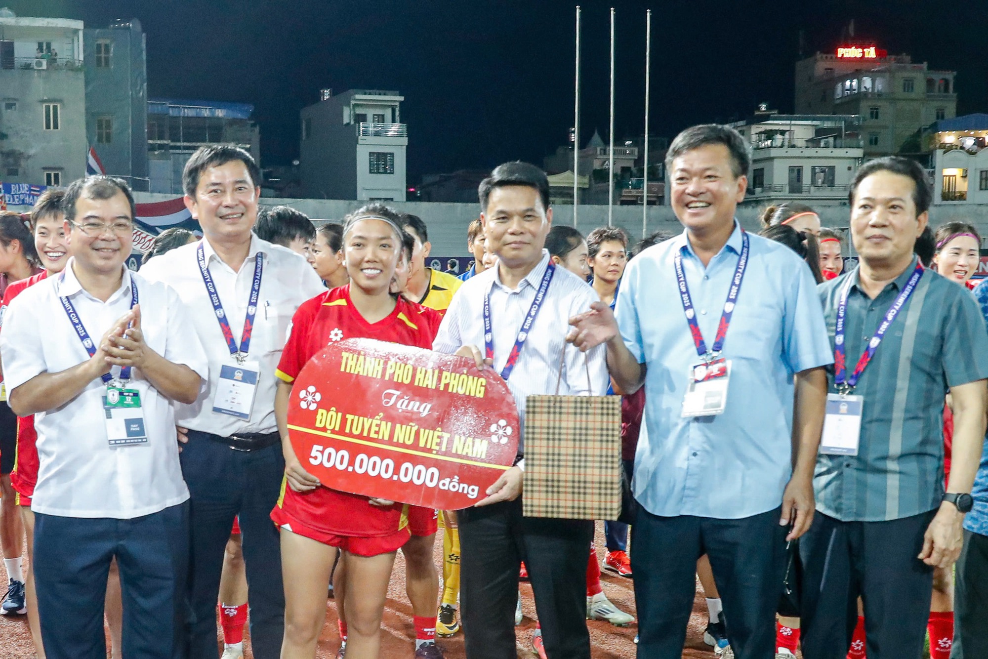 ក្រុមនារីវៀតណាមបានវ៉ាដាច់ថៃម្ដងទៀត ដោយទទួលបានជ័យជម្នះដ៏អស្ចារ្យ៖ ទទួលបានប្រាក់រង្វាន់ ១ ពាន់លានដុង - រូបថត ៥. Đội tuyển nữ Việt Nam lại vượt trội Thái Lan, giành chiến thắng đẳng cấp: Được thưởng 1 tỉ đồng- Ảnh 5.