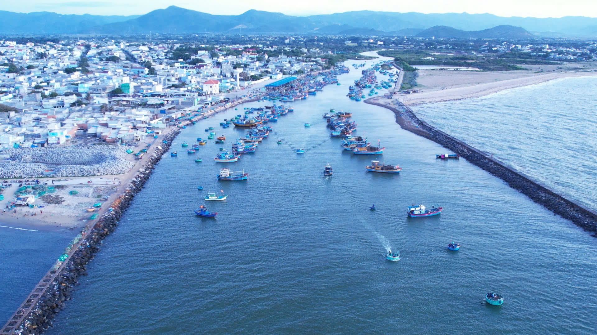 'Hồn biển' bên sông Cà Ty- Ảnh 4.