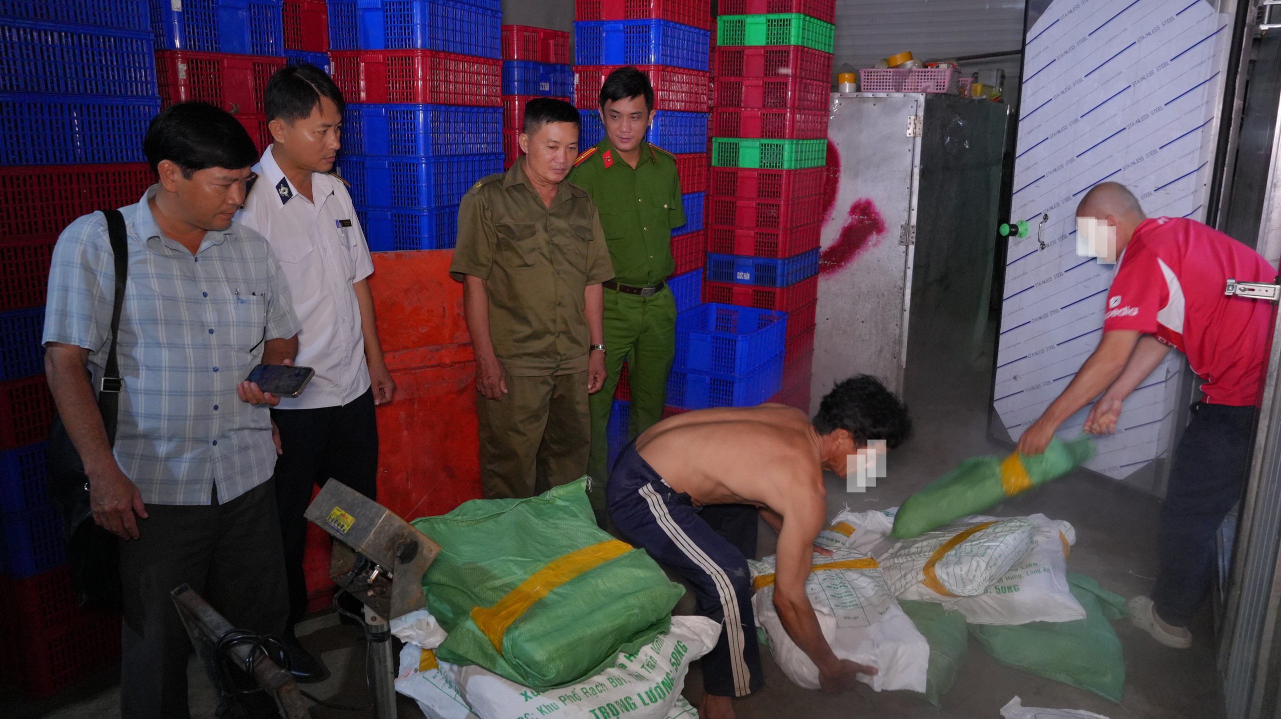 Đồng Tháp: Phát hiện hơn 5,4 tấn thịt không rõ nguồn gốc- Ảnh 2. Đồng Tháp: Phát hiện hơn 5,4 tấn thịt không rõ nguồn gốc- Ảnh 2.