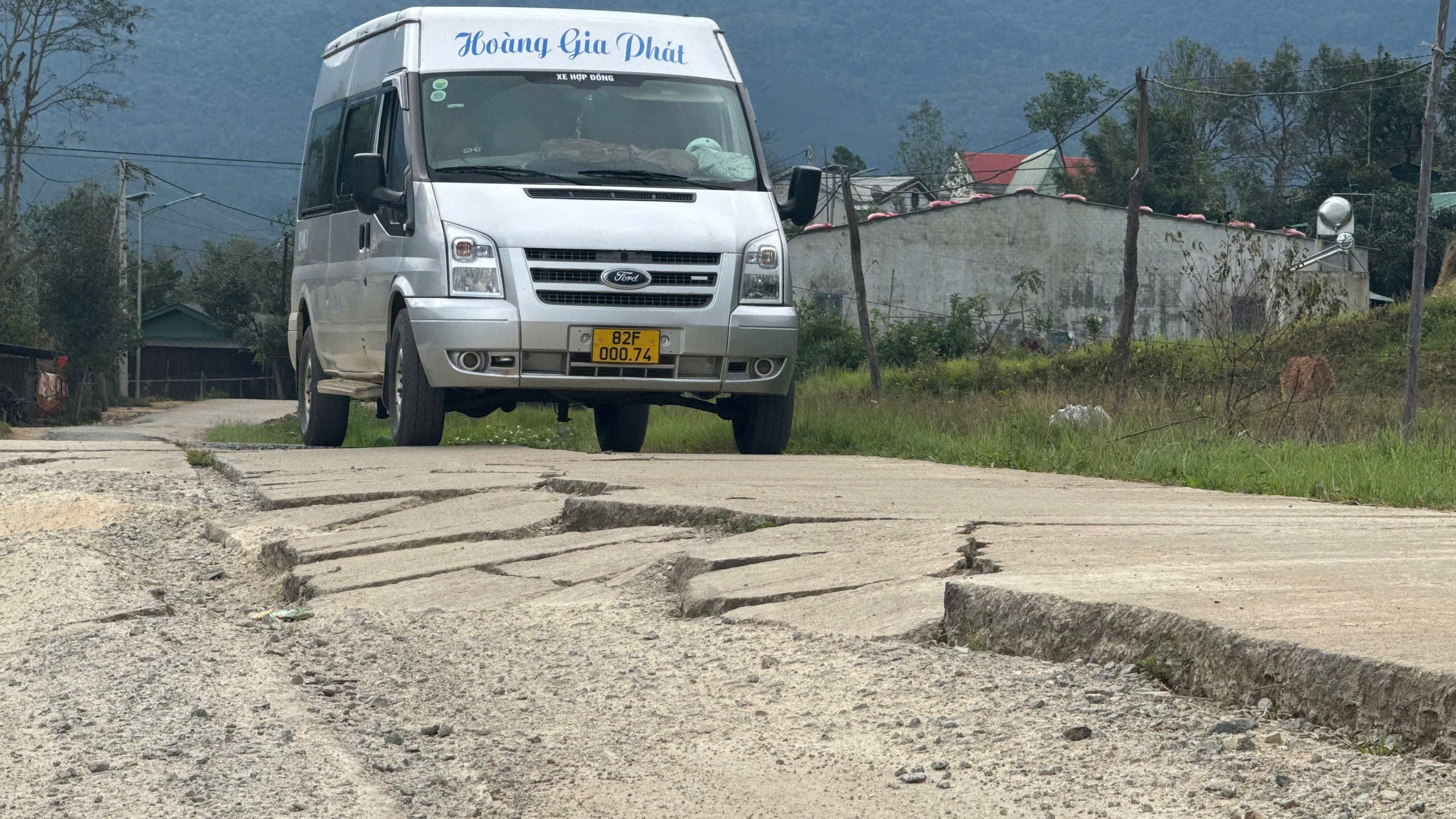 Tỉnh lộ 672 ở Quảng Ngãi xuống cấp nghiêm trọng, tiềm ẩn nguy hiểm - Ảnh 1.