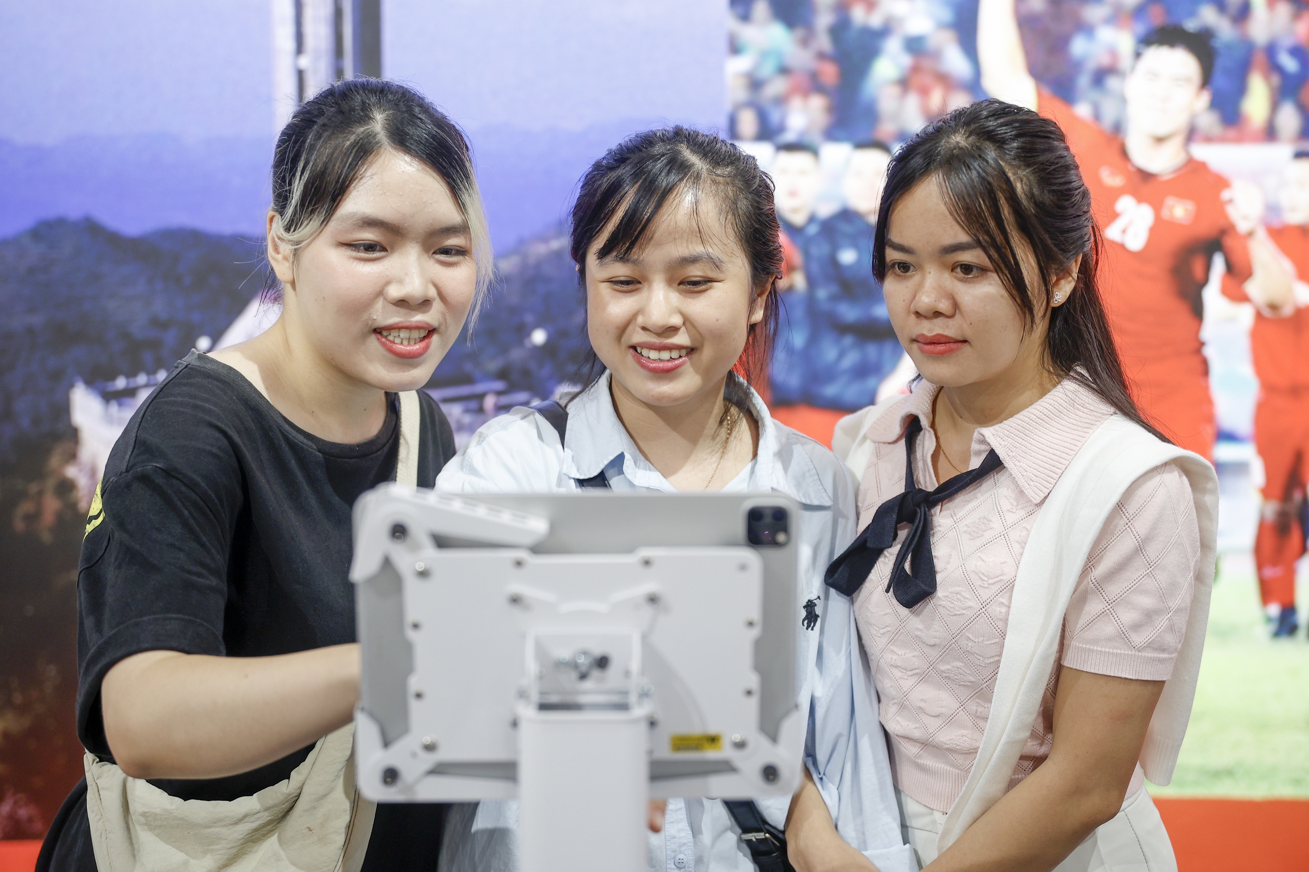 Công nghệ AR tái hiện thời khắc lịch sử hào hùng của dân tộc- Ảnh 4.