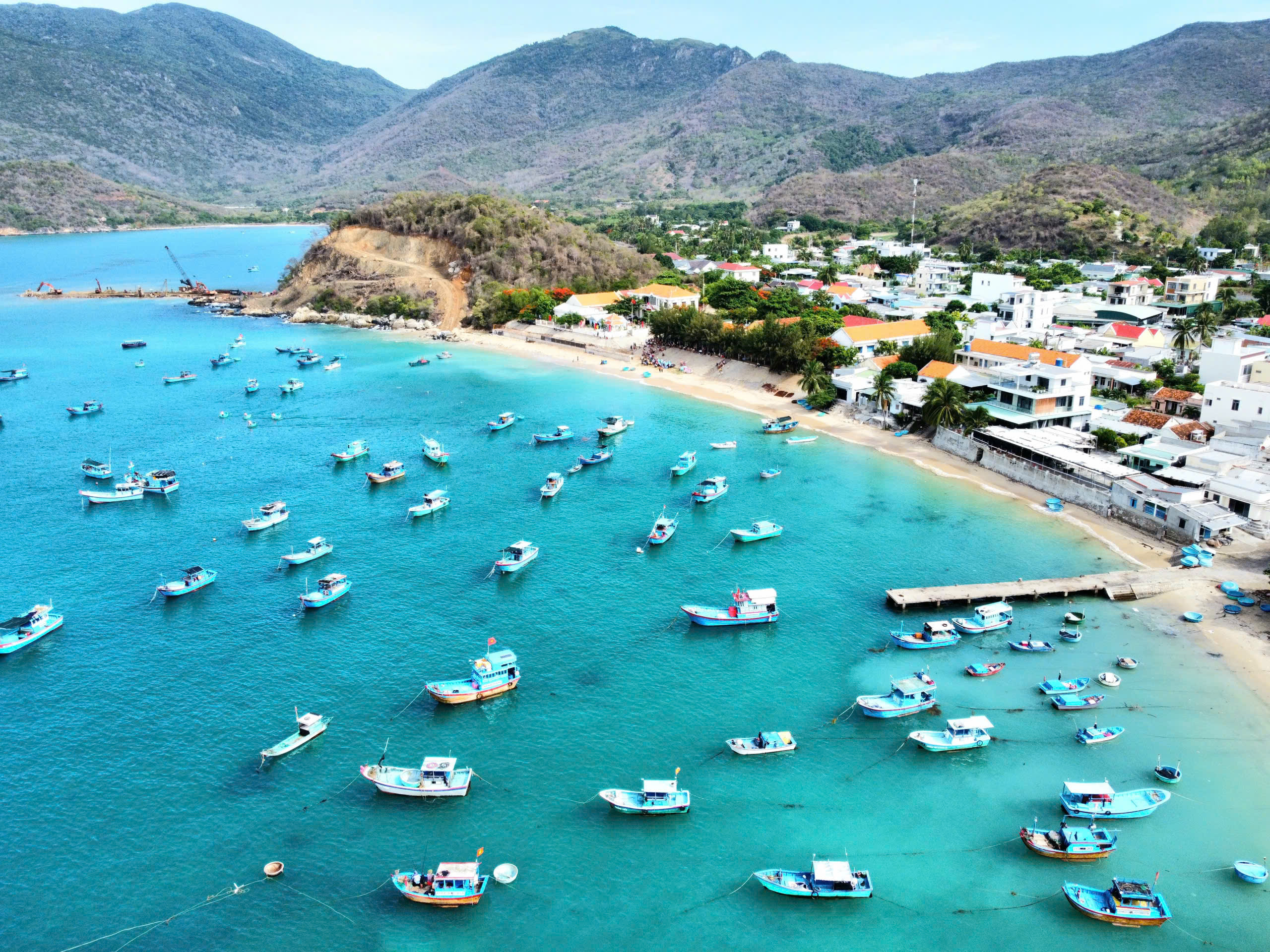 ໝູ່ບ້ານແຄມທະເລທີ່ສວຍງາມ: ໝູ່ບ້ານ 'ສີ່ແຍກ' ຢູ່ຕີນພູ - ພາບ 1. Những ngôi làng tuyệt đẹp ven biển: Làng 'bốn không' dưới chân Hòn Hèo- Ảnh 1.