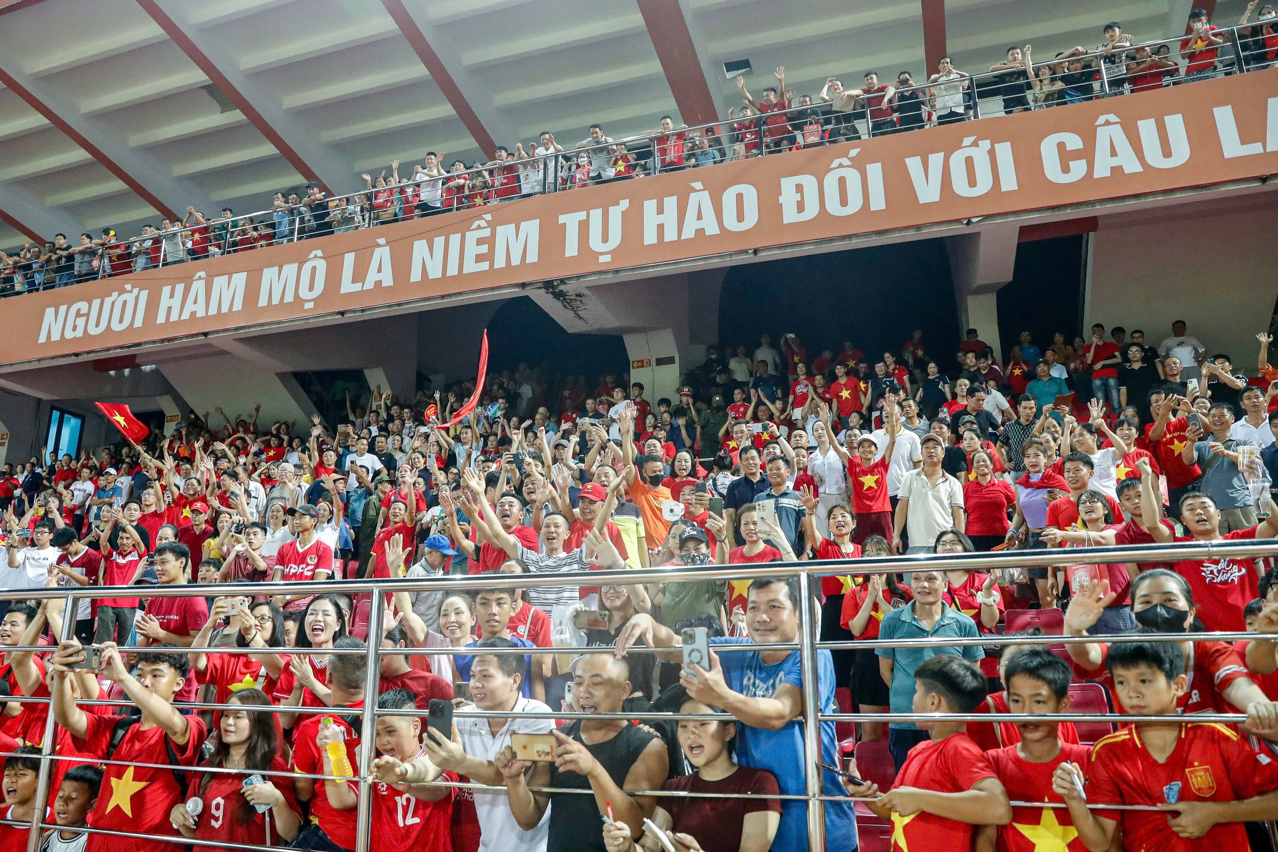 Jak koupit vstupenky na fandění vietnamskému ženskému týmu v semifinále AFF Cupu, kolik stojí? - Foto 5. Mua vé cổ vũ đội tuyển nữ Việt Nam đấu bán kết AFF Cup thế nào, giá bao nhiêu?- Ảnh 5.