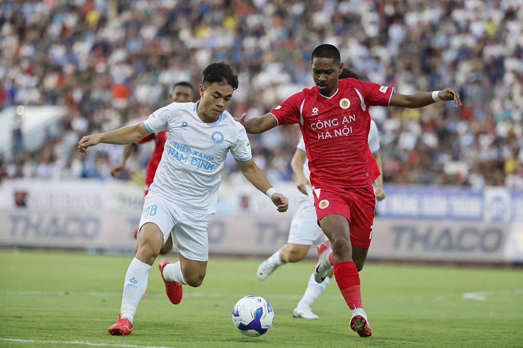 A V-League está quente em ambos os lados - Foto 2. V-League nóng ‘bỏng tay’ ở cả hai cực- Ảnh 2.