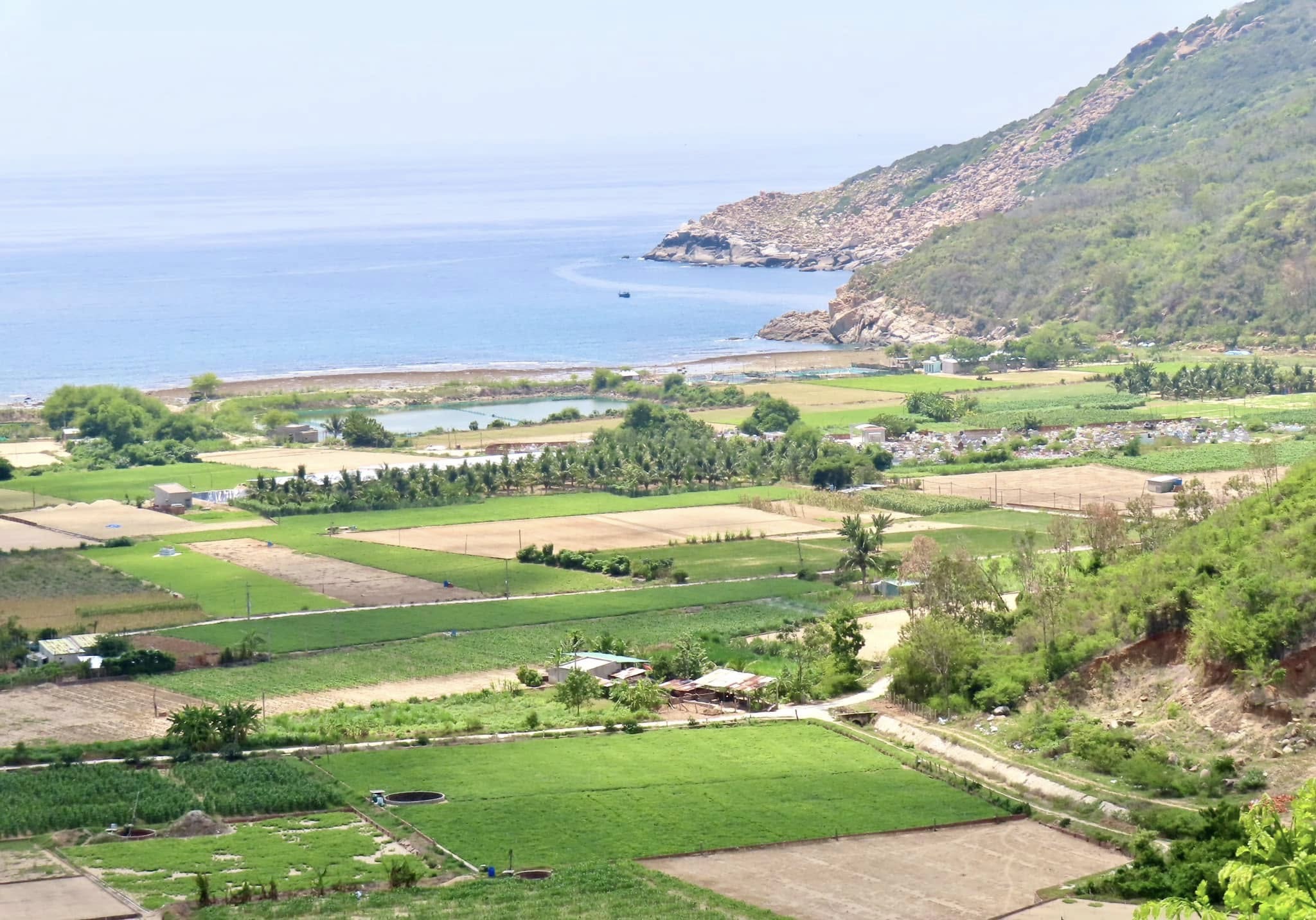 ໝູ່ບ້ານແຄມທະເລທີ່ສວຍງາມ: ໝູ່ບ້ານ 'ສີ່ແຍກ' ຢູ່ຕີນພູ - ພາບ 8. Những ngôi làng tuyệt đẹp ven biển: Làng 'bốn không' dưới chân Hòn Hèo- Ảnh 8.