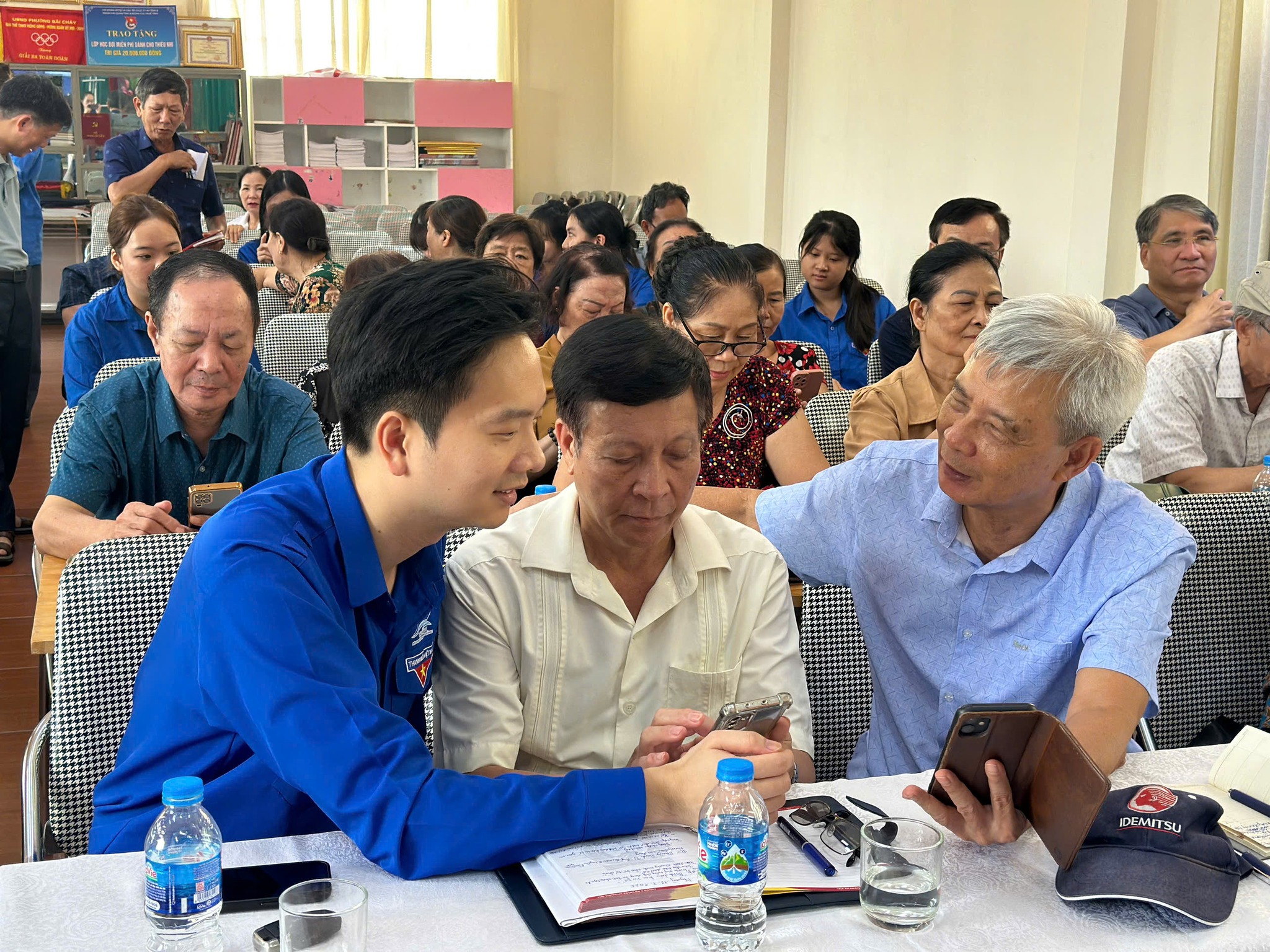 Những người 'truyền lửa công nghệ' của phong trào 'Bình dân học vụ số'- Ảnh 1. Những người 'truyền lửa công nghệ' của phong trào 'Bình dân học vụ số'- Ảnh 1.