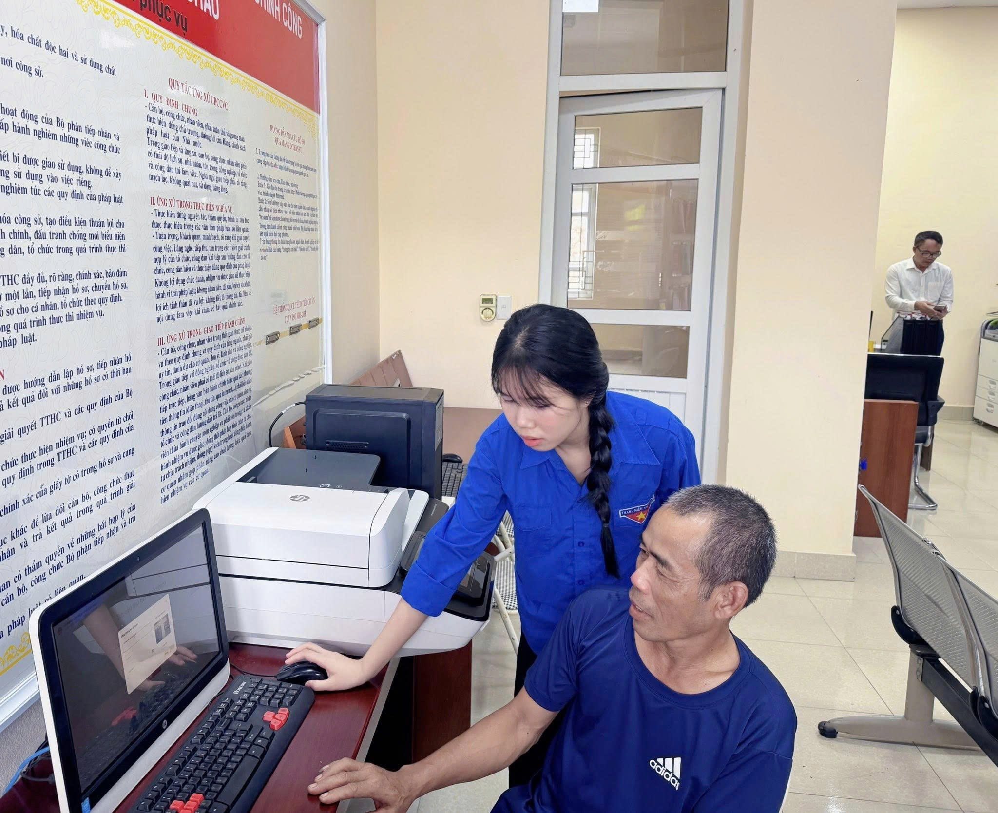 Những người 'truyền lửa công nghệ' của phong trào 'Bình dân học vụ số'- Ảnh 3. Những người 'truyền lửa công nghệ' của phong trào 'Bình dân học vụ số'- Ảnh 3.