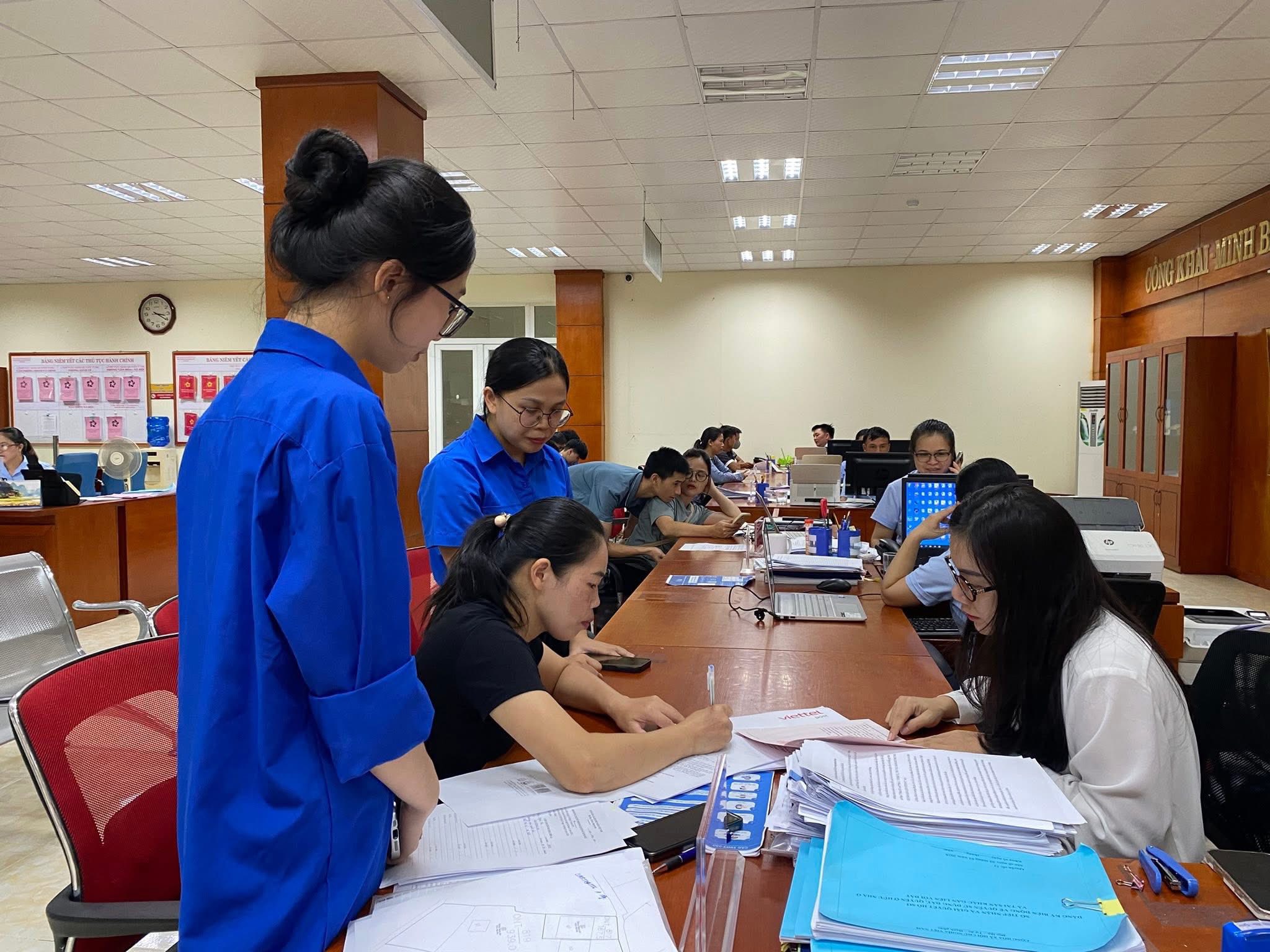 Những người 'truyền lửa công nghệ' của phong trào 'Bình dân học vụ số'- Ảnh 2. Những người 'truyền lửa công nghệ' của phong trào 'Bình dân học vụ số'- Ảnh 2.