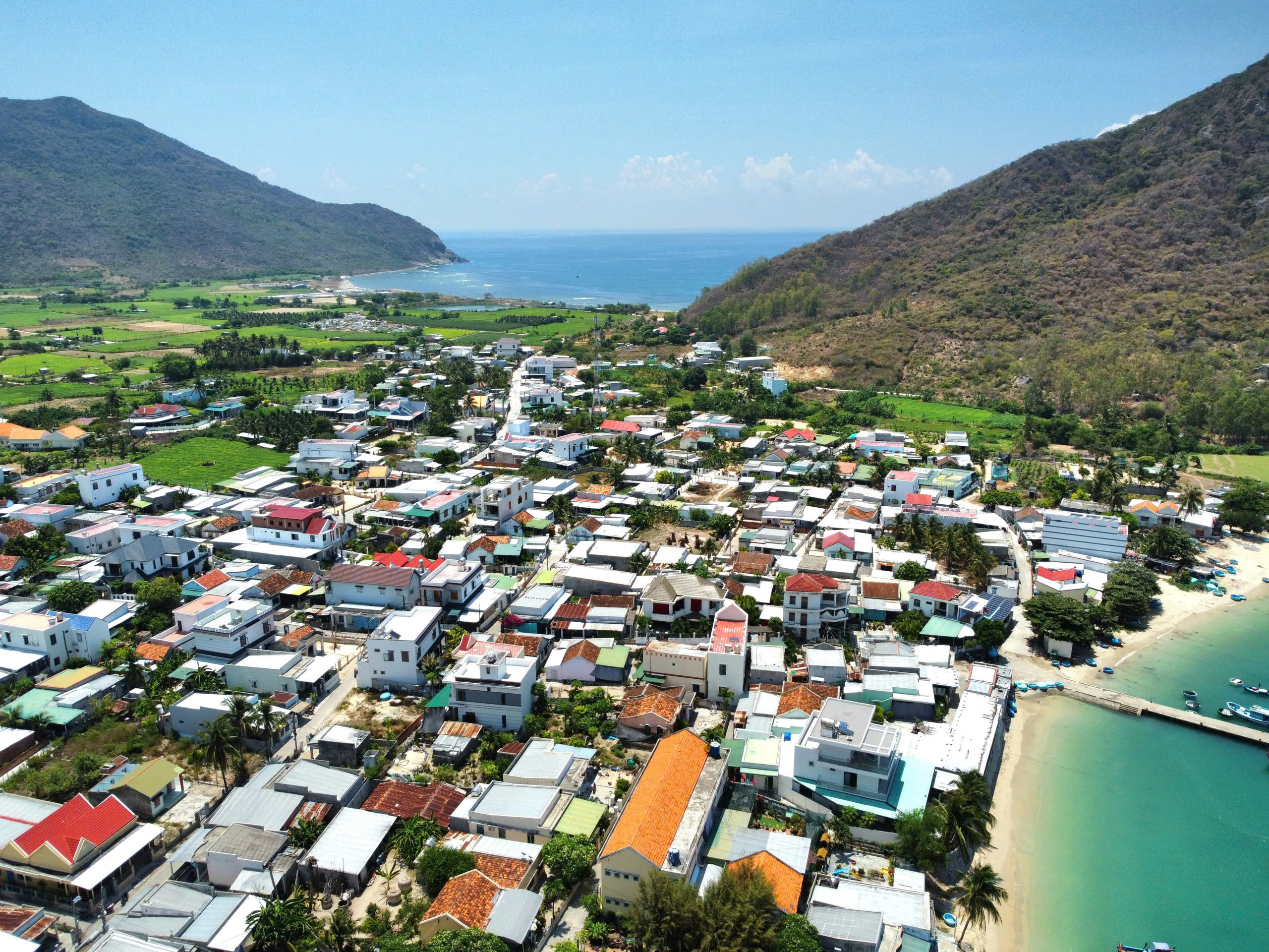 ໝູ່ບ້ານແຄມທະເລທີ່ສວຍງາມ: ບ້ານ 'ສີ່ແຍກ' ຢູ່ຕີນພູ - ພາບ 9. Những ngôi làng tuyệt đẹp ven biển: Làng 'bốn không' dưới chân Hòn Hèo- Ảnh 9.