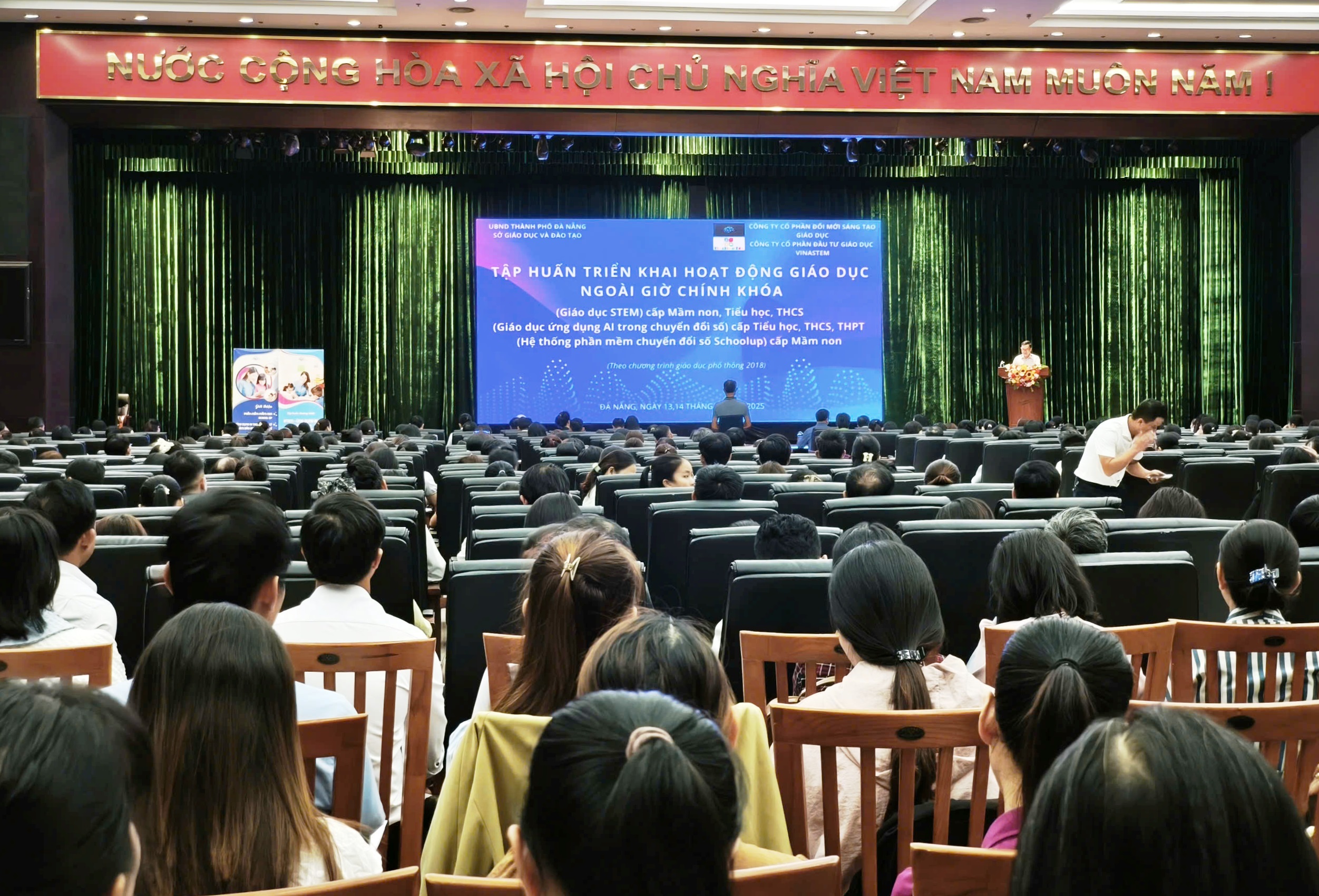 دانانگ: هزاران معلم «یاد میگیرند» که چگونه کلاسهای درس را به «آزمایشگاههای» خلاق تبدیل کنند - عکس ۱. Đà Nẵng: Hàng ngàn giáo viên 'học cách' biến lớp học thành 'phòng thí nghiệm' sáng tạo  - Ảnh 1.