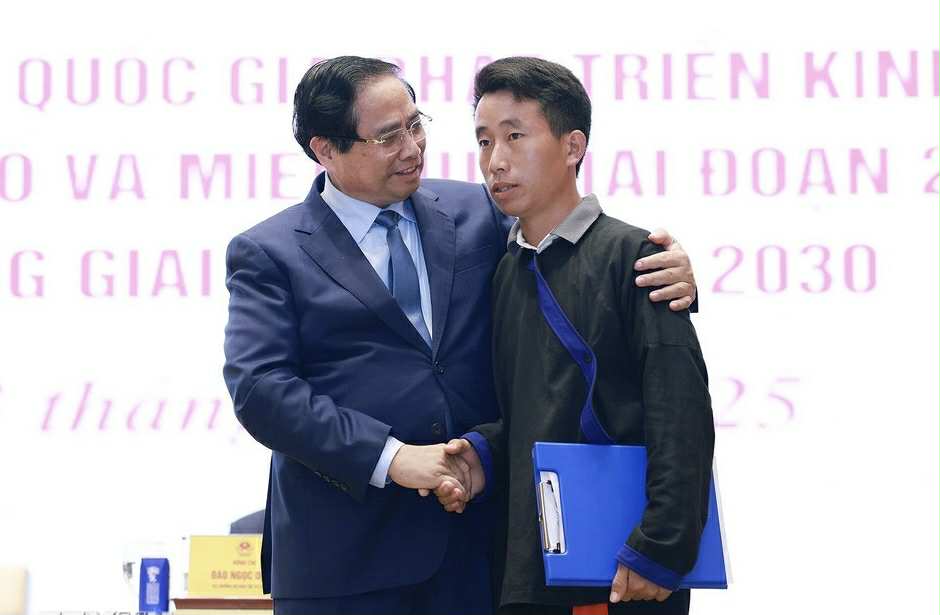 Thủ tướng động viên trưởng bản dũng cảm cứu 90 người khỏi thảm họa lũ quét- Ảnh 1.