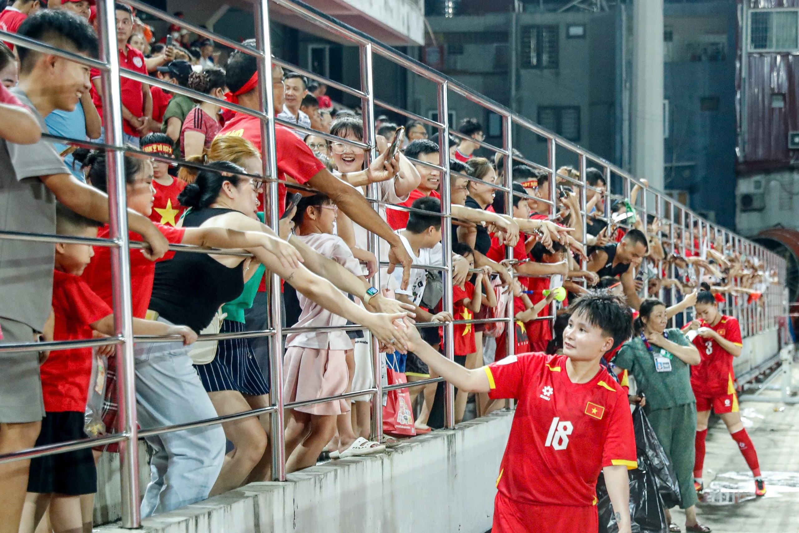 Jak koupit vstupenky na fandění vietnamskému ženskému týmu v semifinále AFF Cupu, kolik stojí? - Foto 7. Mua vé cổ vũ đội tuyển nữ Việt Nam đấu bán kết AFF Cup thế nào, giá bao nhiêu?- Ảnh 7.