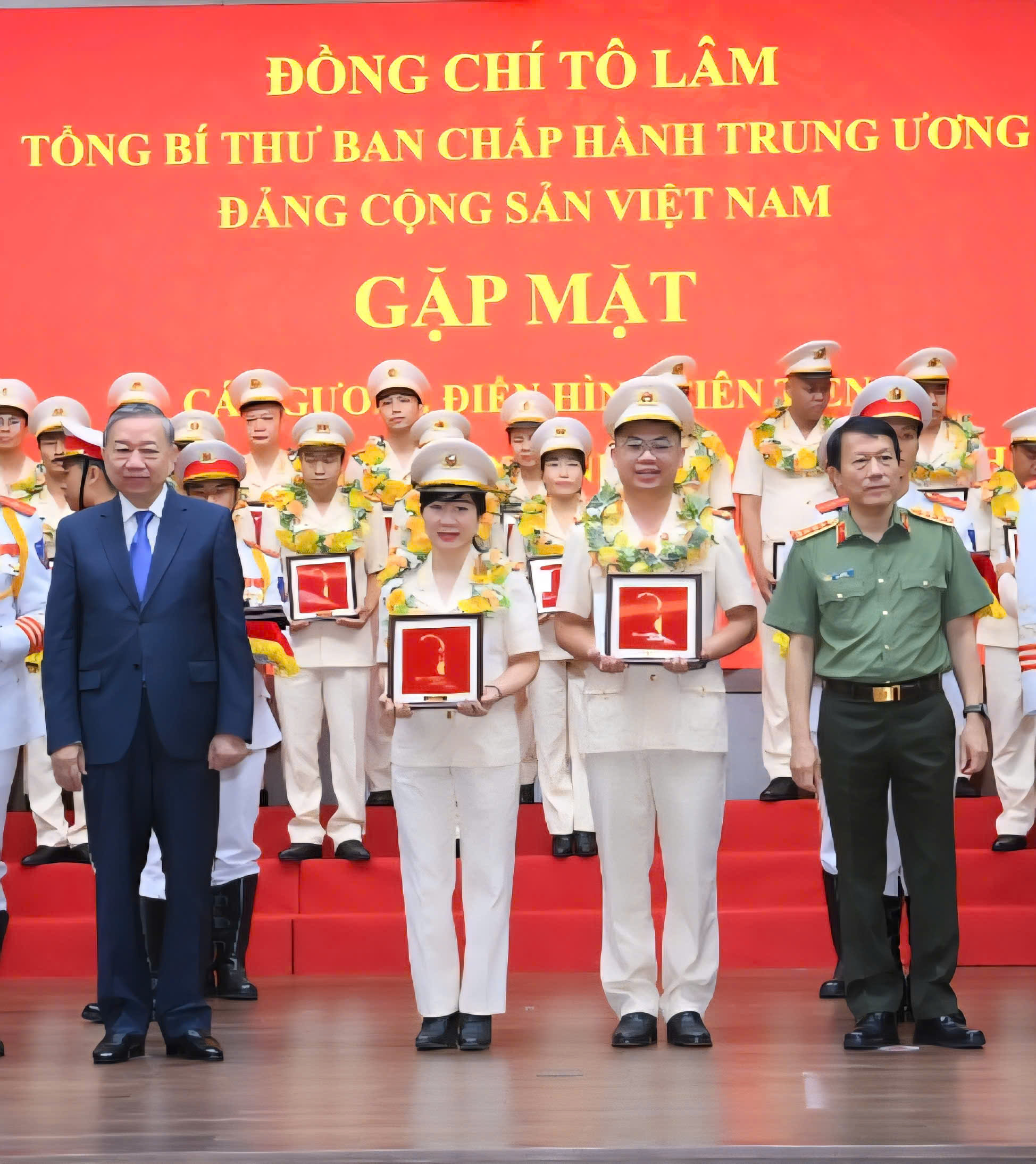 Giữ Tổ quốc bình yên: Chặn đứng tội phạm trên không gian mạng- Ảnh 1. Giữ Tổ quốc bình yên: Chặn đứng tội phạm trên không gian mạng- Ảnh 1.