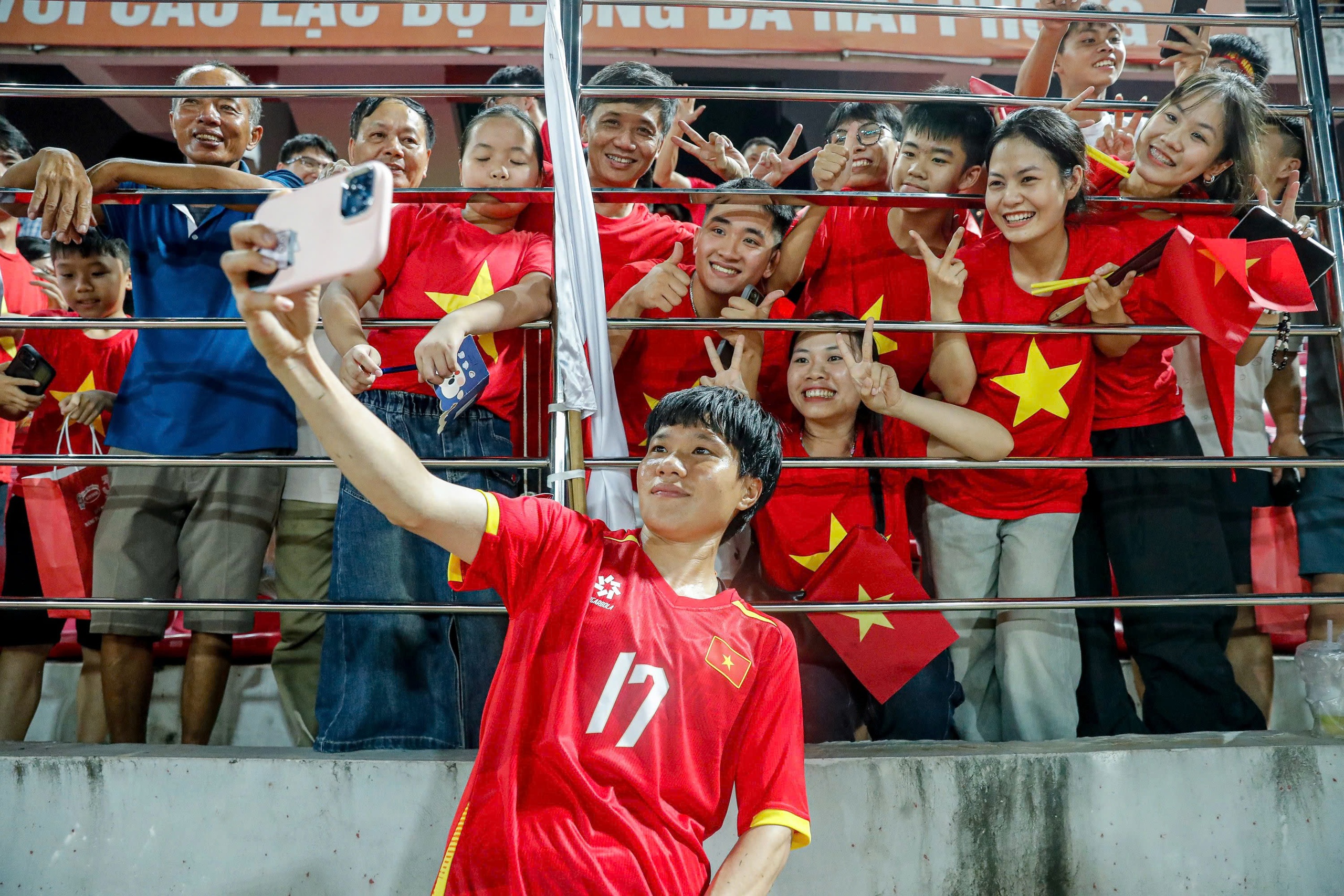 Jak koupit vstupenky na fandění vietnamskému ženskému týmu v semifinále AFF Cupu, kolik stojí? - Foto 4. Mua vé cổ vũ đội tuyển nữ Việt Nam đấu bán kết AFF Cup thế nào, giá bao nhiêu?- Ảnh 4.