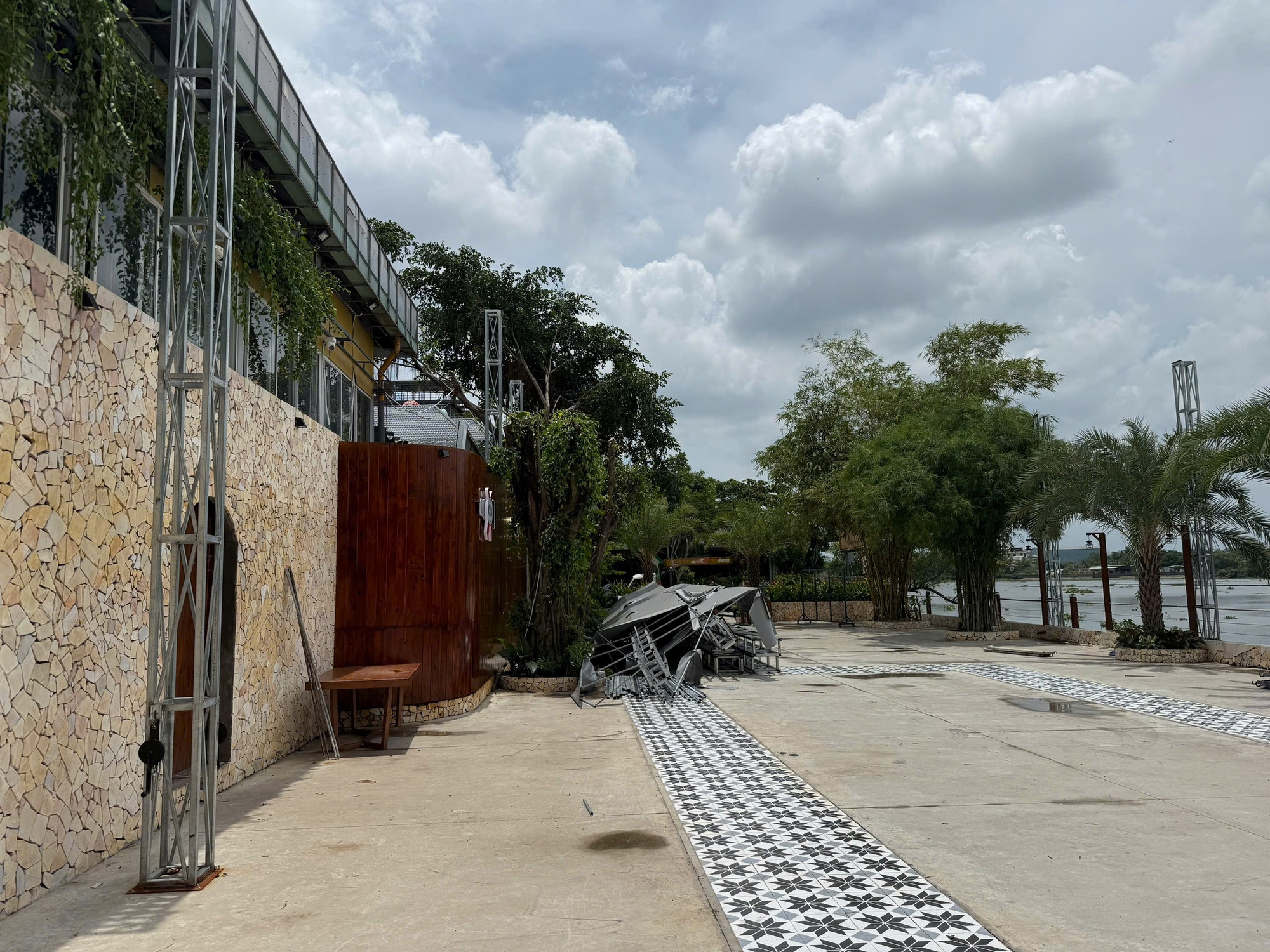 Nhà hàng xây dựng không phép trên hành lang bảo vệ sông Sài Gòn đã tháo dỡ- Ảnh 1.