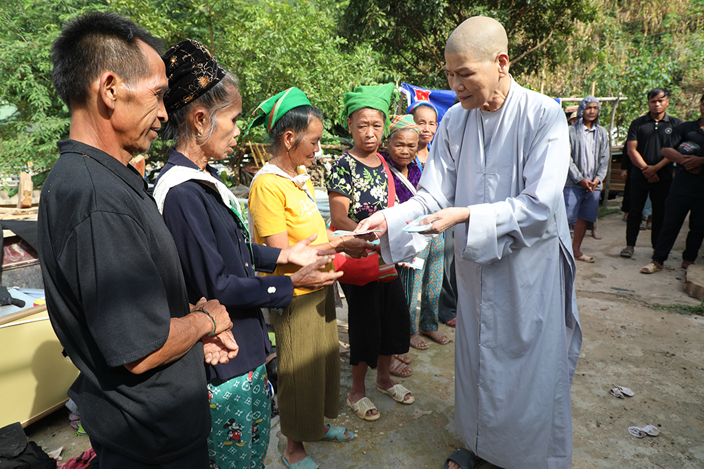 Hơn 1 tỉ đồng đến với người dân vùng lũ Nghệ An- Ảnh 2.