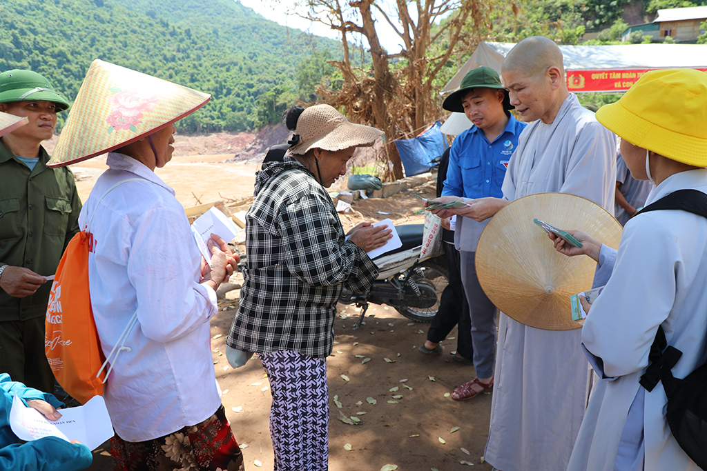 Hơn 1 tỉ đồng đến với người dân vùng lũ Nghệ An- Ảnh 3.
