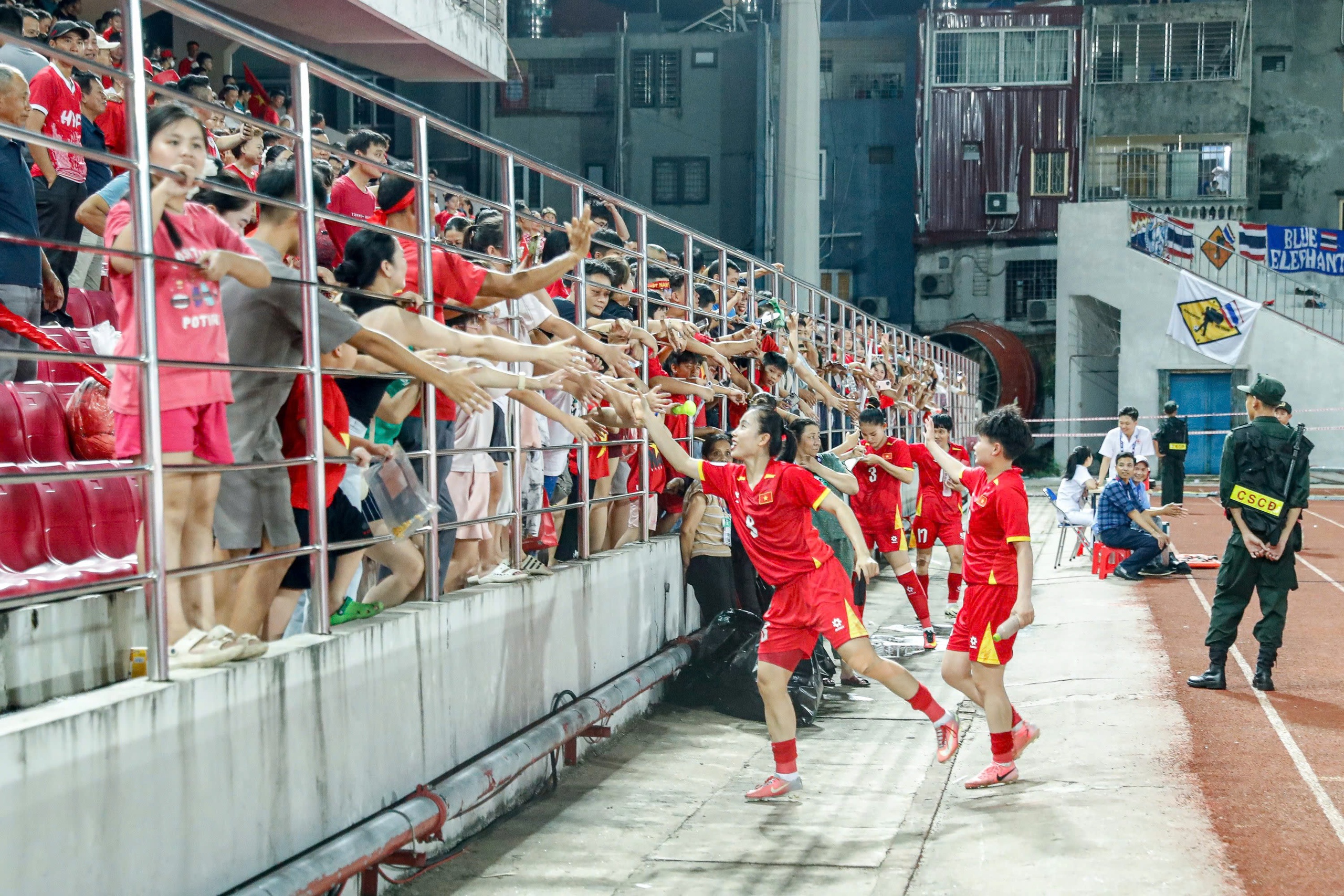 Jak koupit vstupenky na fandění vietnamskému ženskému týmu v semifinále AFF Cupu, kolik stojí? - Foto 6. Mua vé cổ vũ đội tuyển nữ Việt Nam đấu bán kết AFF Cup thế nào, giá bao nhiêu?- Ảnh 6.