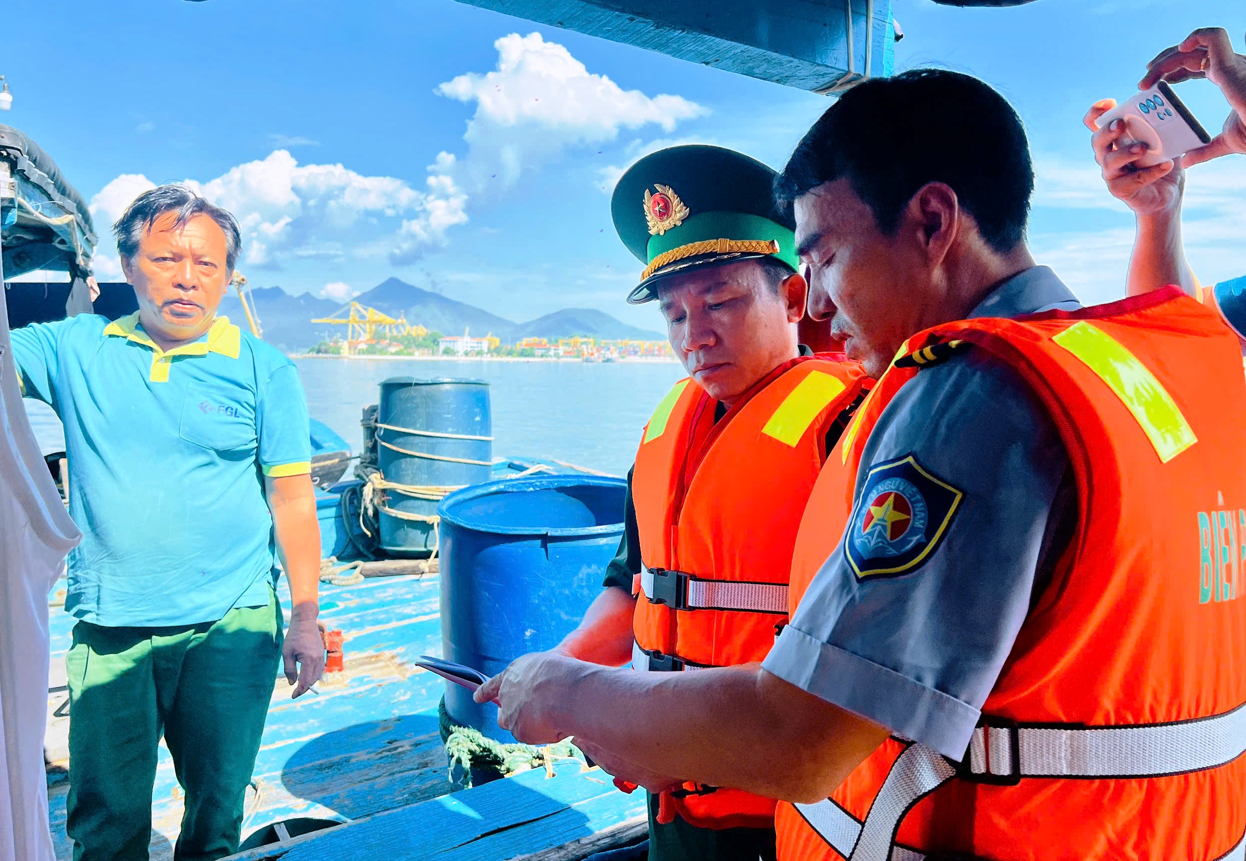 'Xử lý nghiêm hành vi ngắt kết nối, móc nối đưa ngư dân khai thác trái phép'- Ảnh 1.