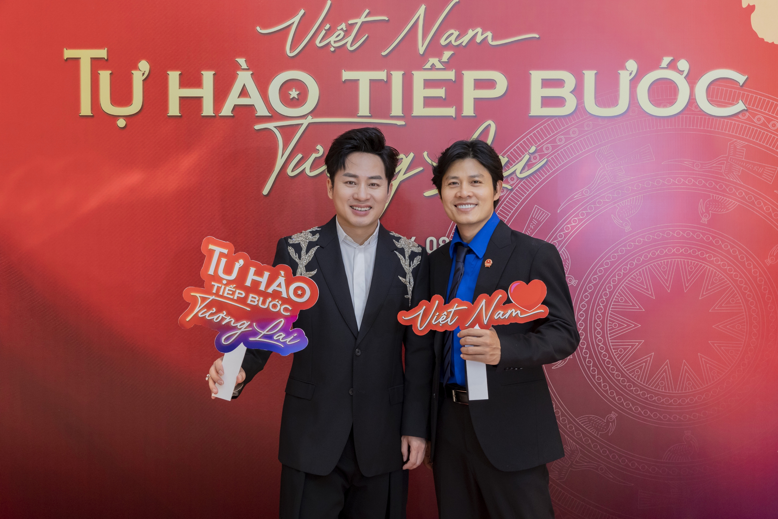 Tùng Dương: Nguyễn Văn Chung rất hiền, chiều tôi hơn chiều người yêu- Ảnh 1.
