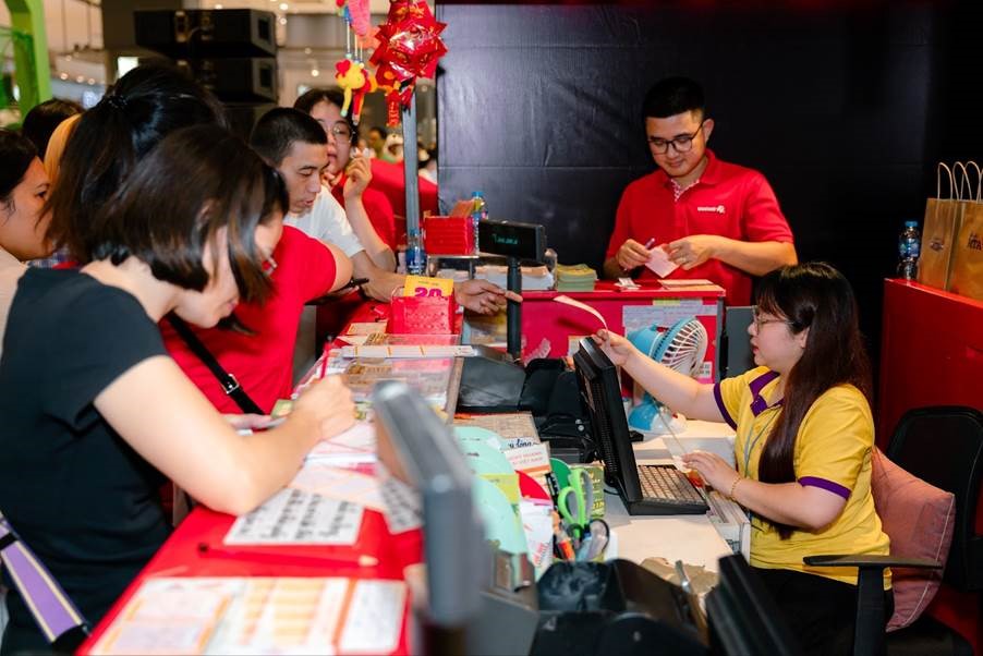 Độc đắc xổ số Lotto 5/35 vượt 12 tỉ đồng, người chơi mua vé chờ chia giải- Ảnh 1.