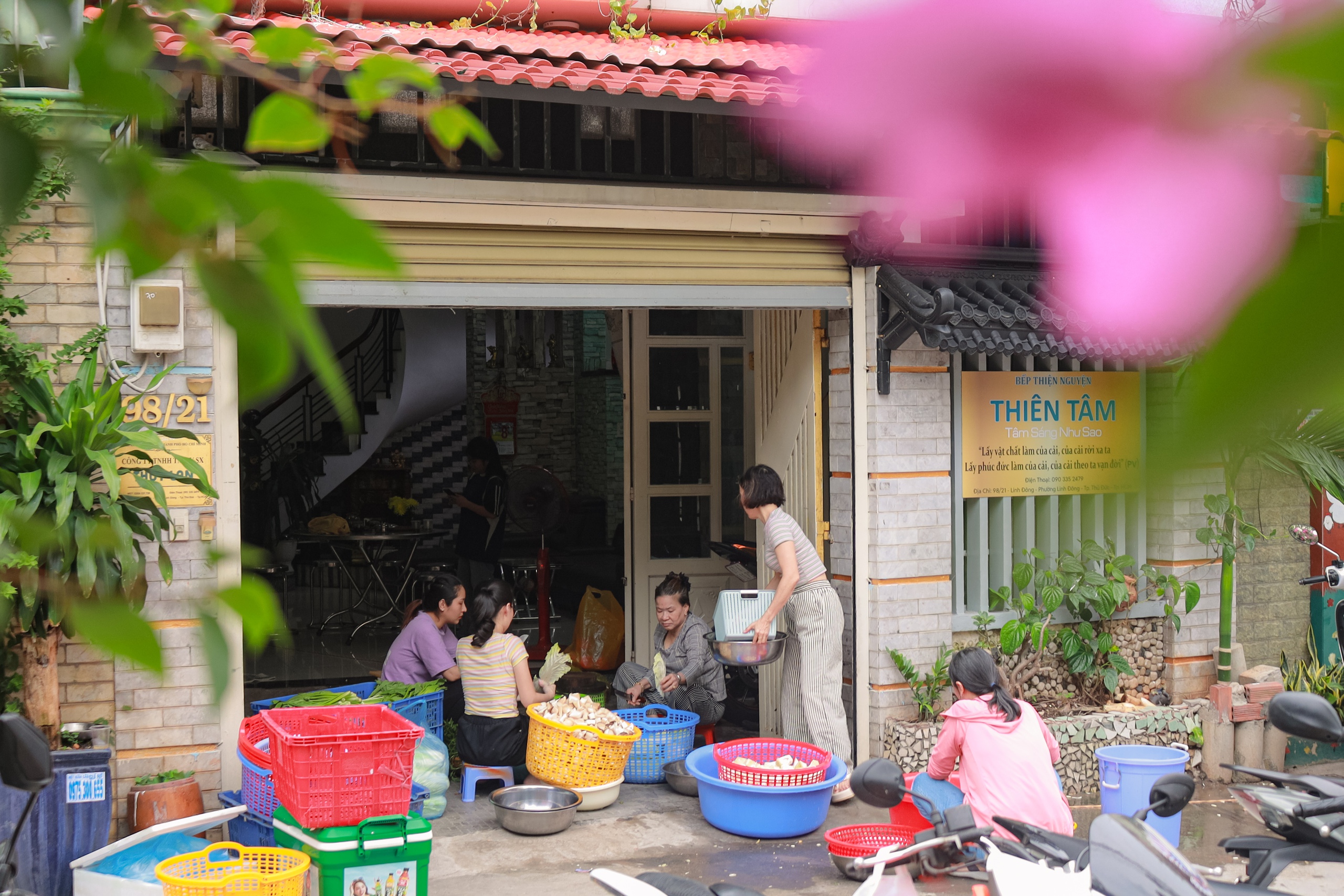 Bếp cơm thiện nguyện của ‘hoa hậu bào’ tặng nghìn suất cho bệnh nhân ung thư - Ảnh 1.