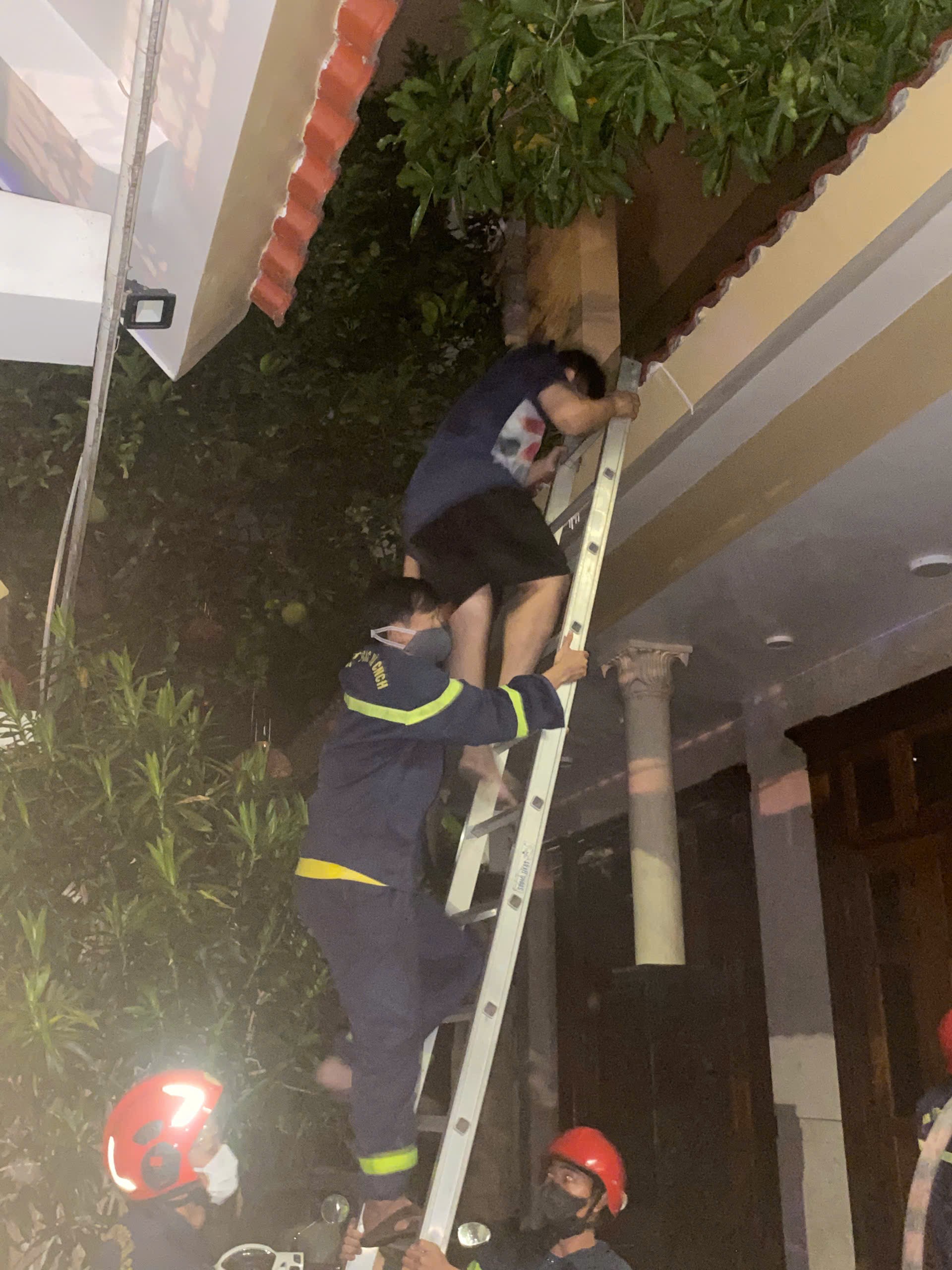 Đà Nẵng: Lính cứu hỏa tinh nhuệ cứu 5 người khỏi vụ cháy nhà trong đêm- Ảnh 2.