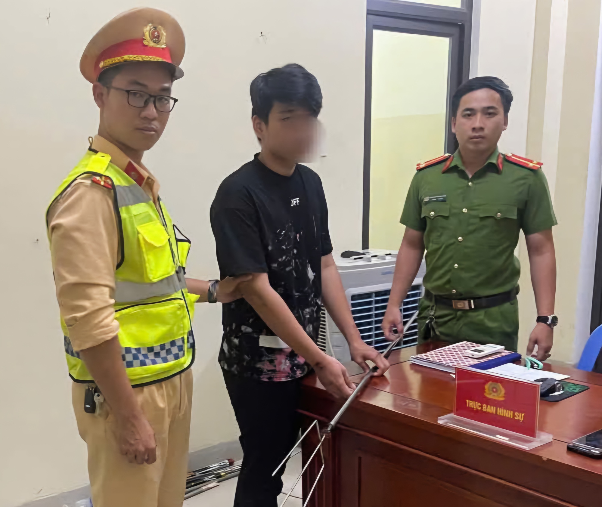 Đà Nẵng: Truy bắt nhóm người mang hung khí đi 'giải quyết mâu thuẫn'- Ảnh 1.