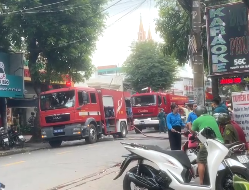 Cháy nhà hàng ẩm thực trên đường Nguyễn Văn Quá ở TP.HCM- Ảnh 2.