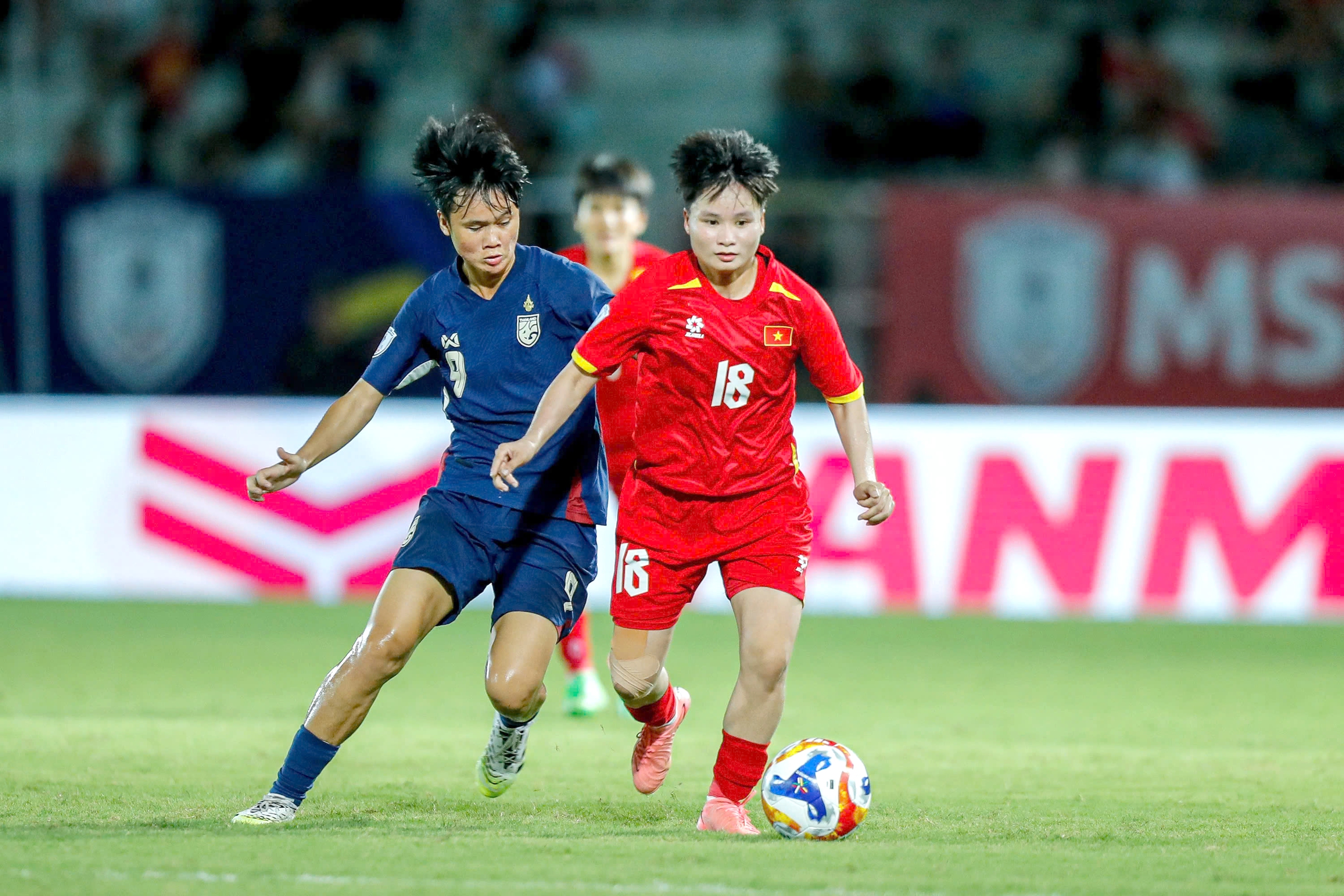 Vietnamský ženský tým se snaží překonat sílu svých australských soupeřek a usilovat o postup do finále - Foto 1. Đội tuyển nữ Việt Nam tìm cách khắc chế sức mạnh đối thủ Úc, tìm vé vào chung kết- Ảnh 1.