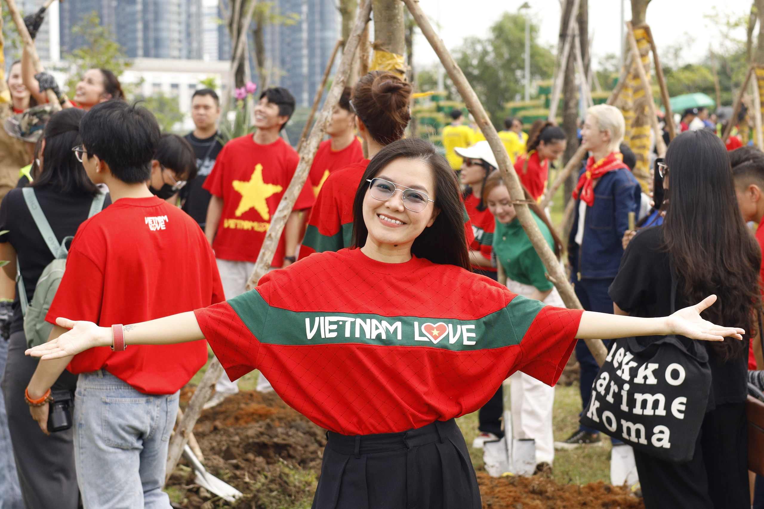Puka gác lại việc nghỉ dưỡng sau sinh, cùng dàn sao đi trồng cây- Ảnh 3.