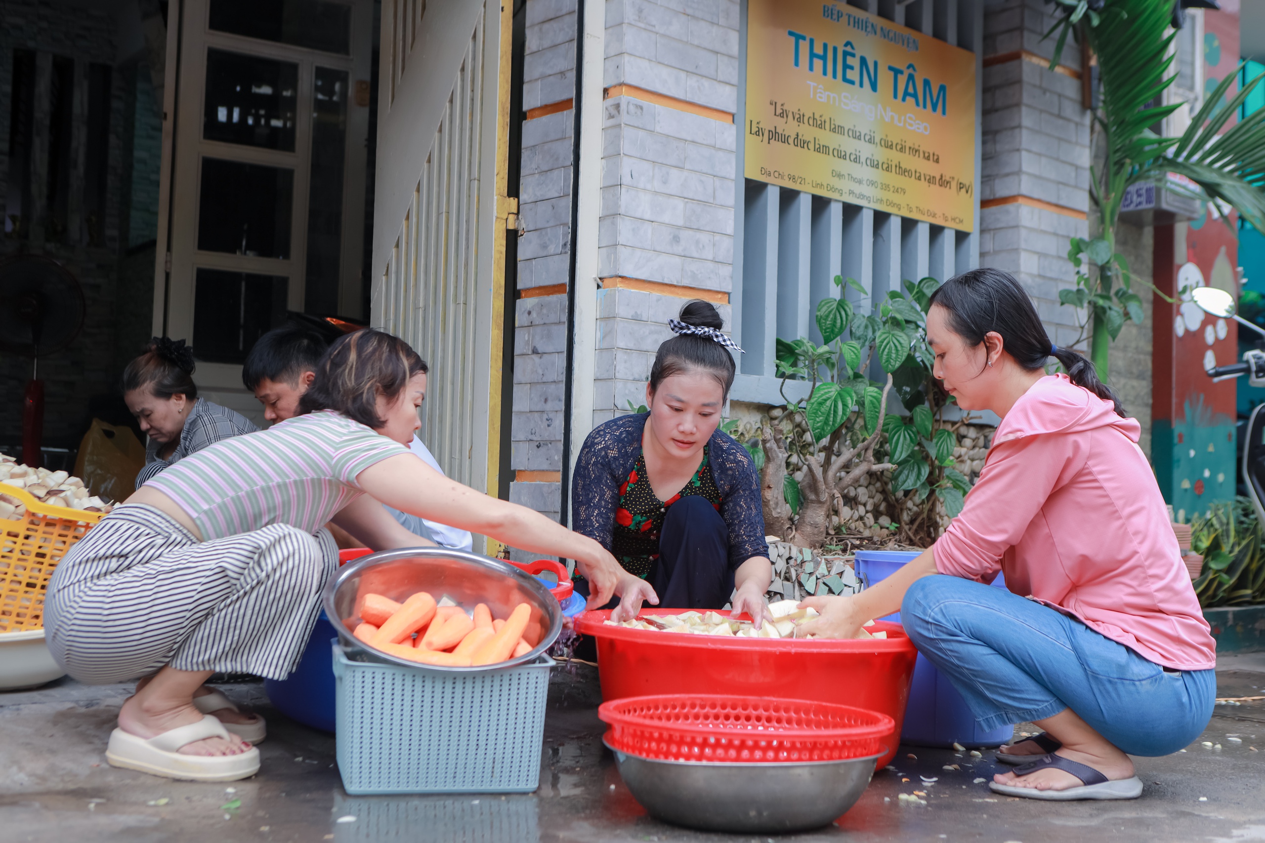 Bếp cơm thiện nguyện của ‘hoa hậu bào’ tặng nghìn suất cho bệnh nhân ung thư - Ảnh 9.