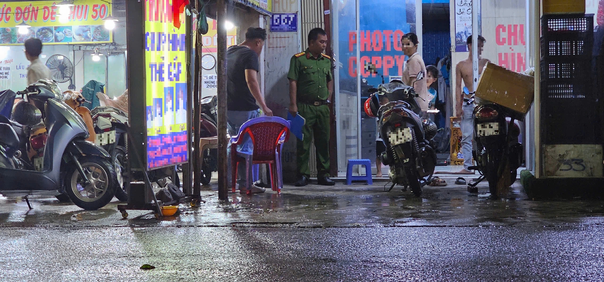 TP.HCM: Công an xã Tân Vĩnh Lộc truy tìm người chém nhân viên giữ xe quán nhậu- Ảnh 1.