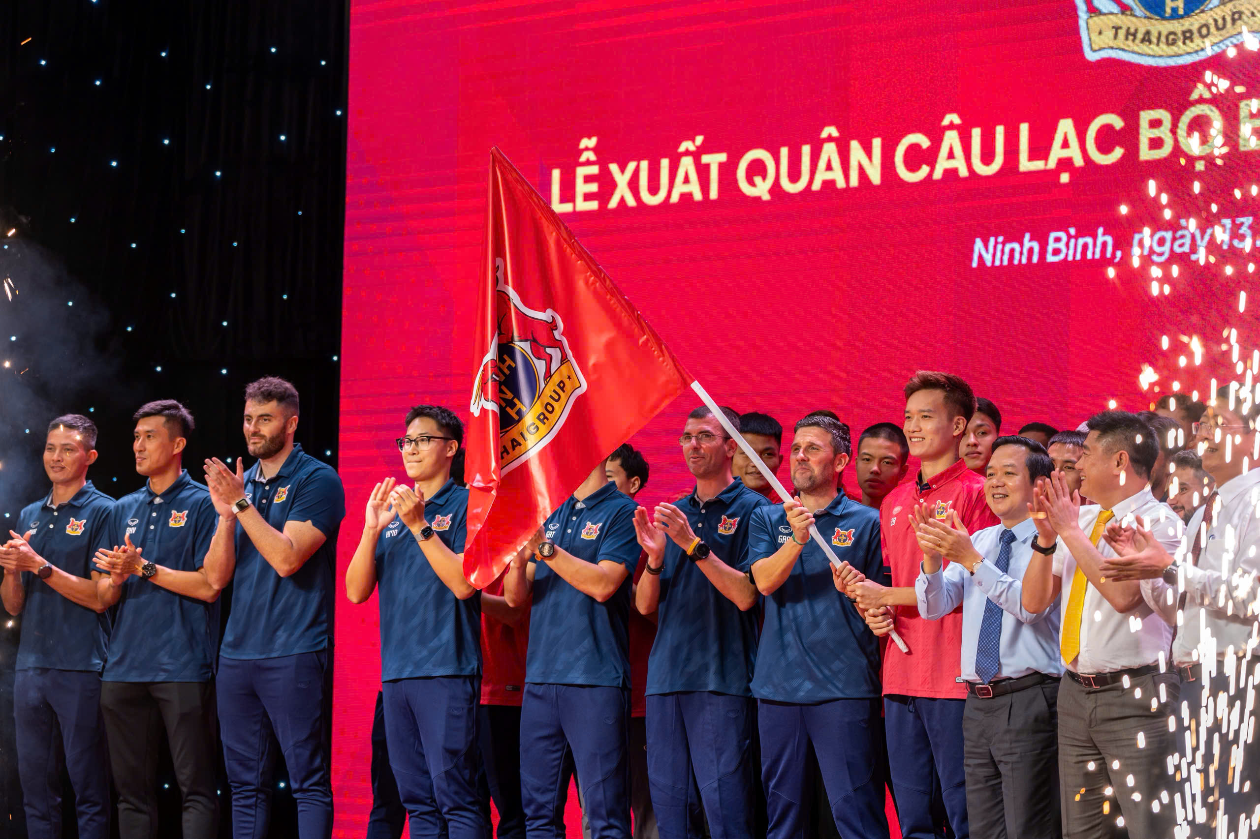 Ujawniamy prezeskę klubu Ninh Binh, która ma nadzieję na miejsce w pierwszej trójce V-League z „luksusowym” personelem - Zdjęcie 5. Lộ diện nữ Chủ tịch CLB Ninh Bình, mục tiêu tốp 3 V-League cùng dàn nhân sự ‘sang xịn mịn’- Ảnh 5.
