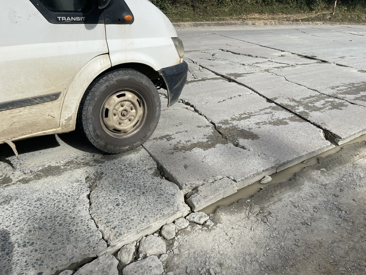 Đèo Lò Xo xuống cấp nặng, hiểm nguy rình rập người tham gia giao thông - Ảnh 7.