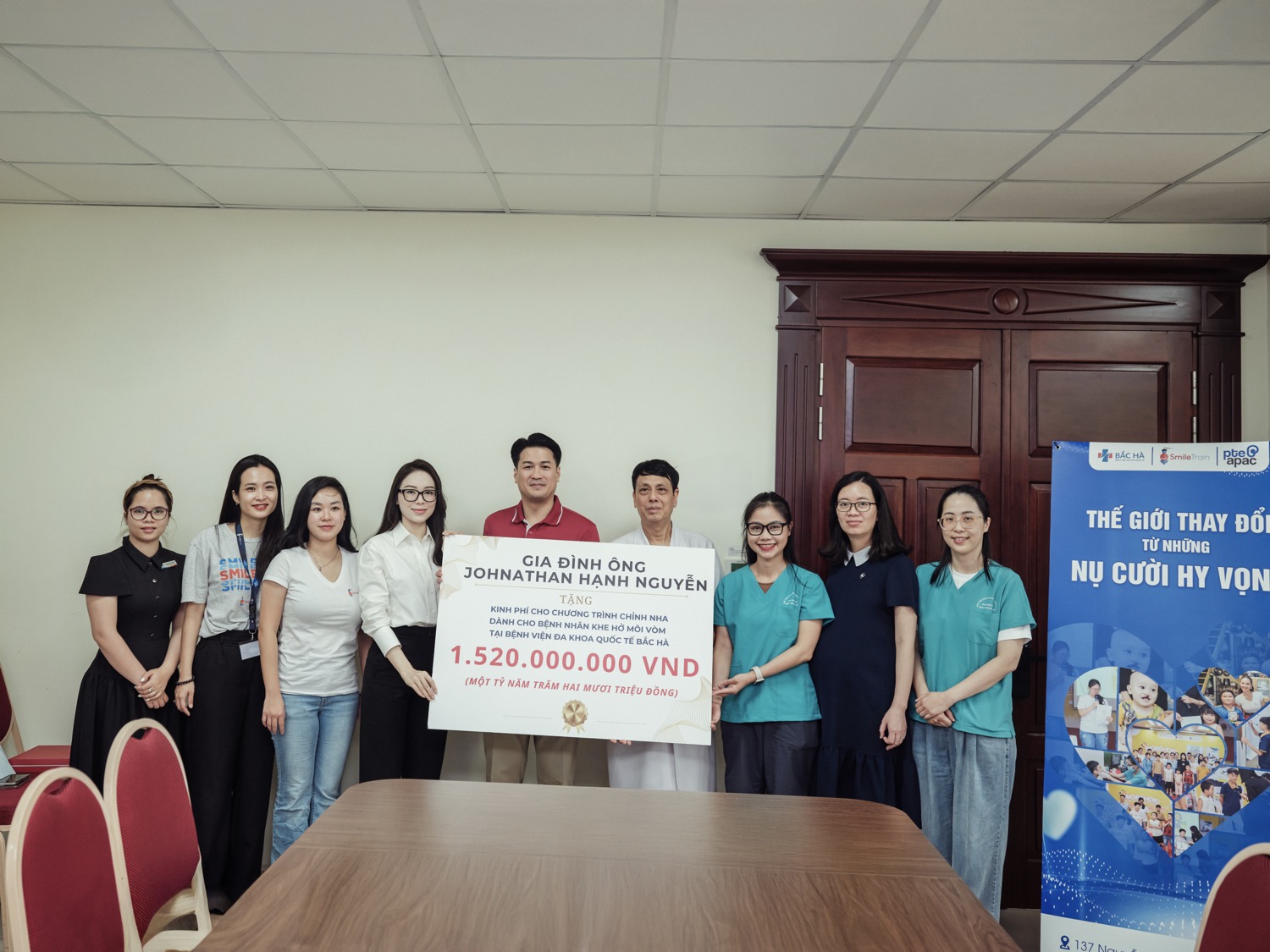 Gia đình ông Johnathan Hạnh Nguyễn tặng 1,52 tỉ đồng cho tổ chức Smile Train   - Ảnh 1.