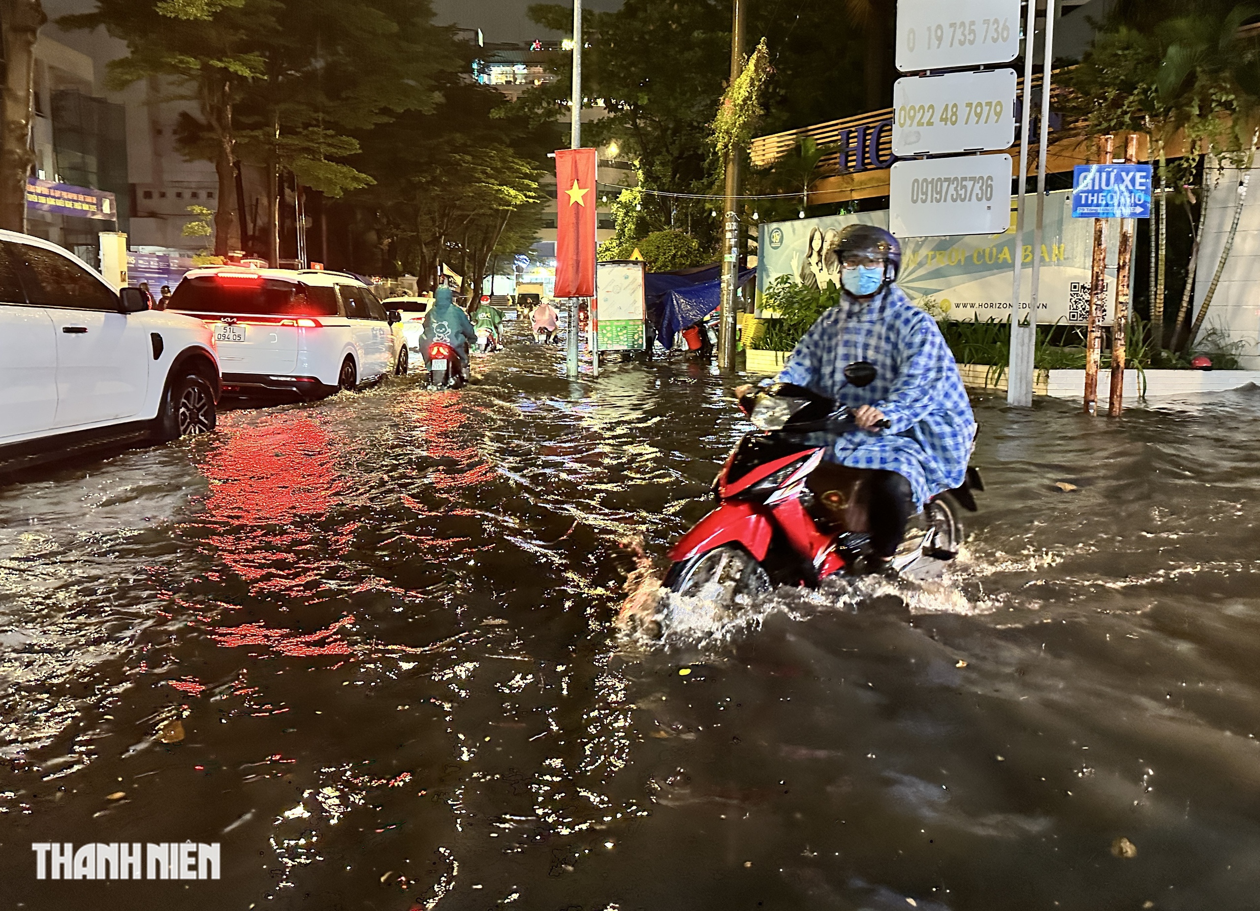 TP.HCM: Mưa lớn vào giờ tan tầm, đường ngập gần 2 tiếng- Ảnh 3.