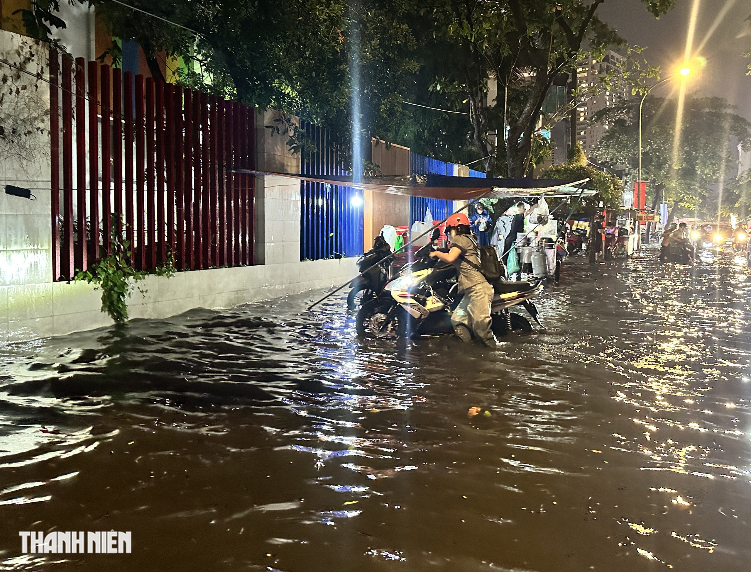 TP.HCM: Mưa lớn vào giờ tan tầm, đường ngập gần 2 tiếng- Ảnh 4.