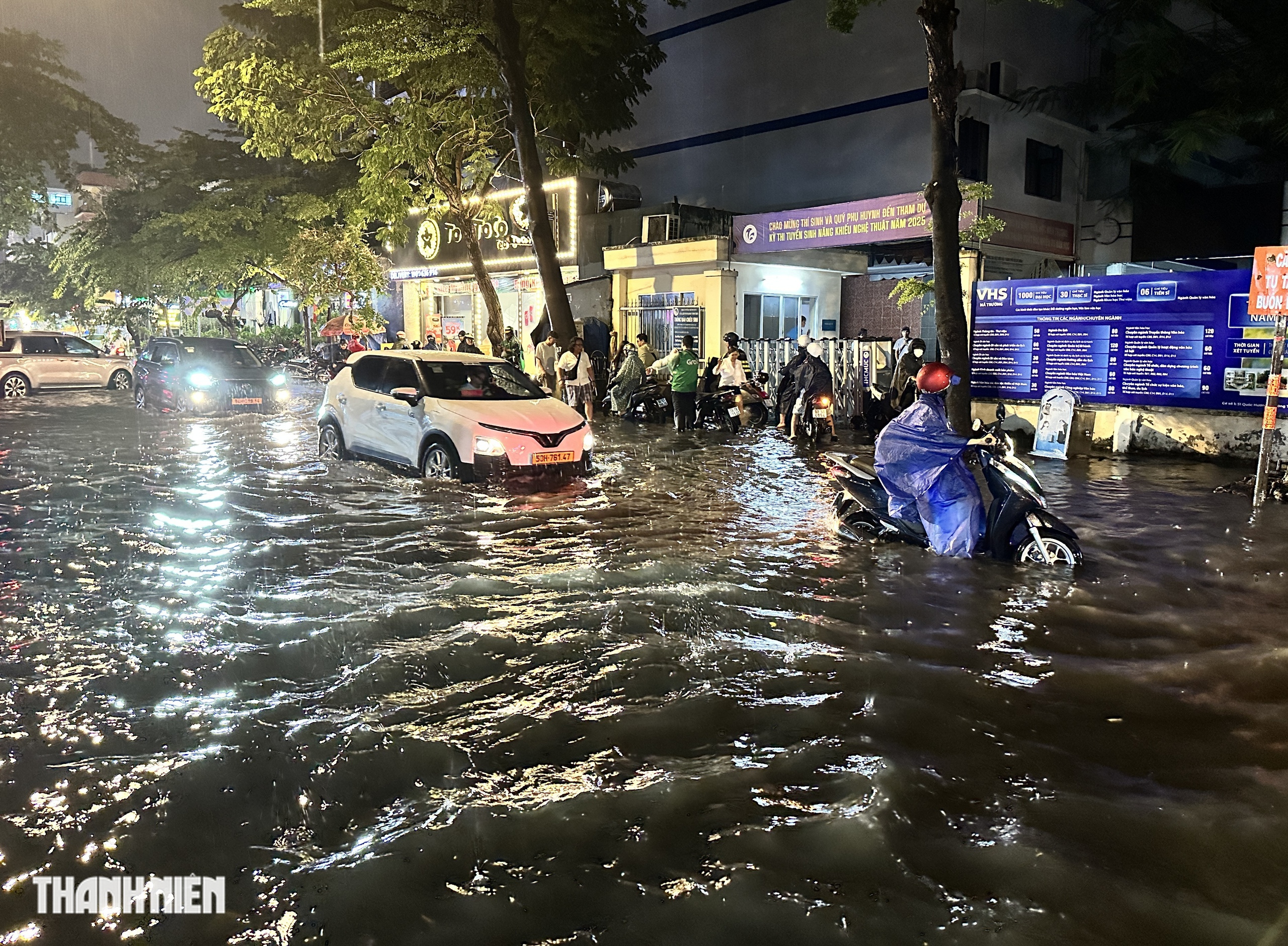 TP.HCM: Mưa lớn vào giờ tan tầm, đường ngập gần 2 tiếng- Ảnh 1.