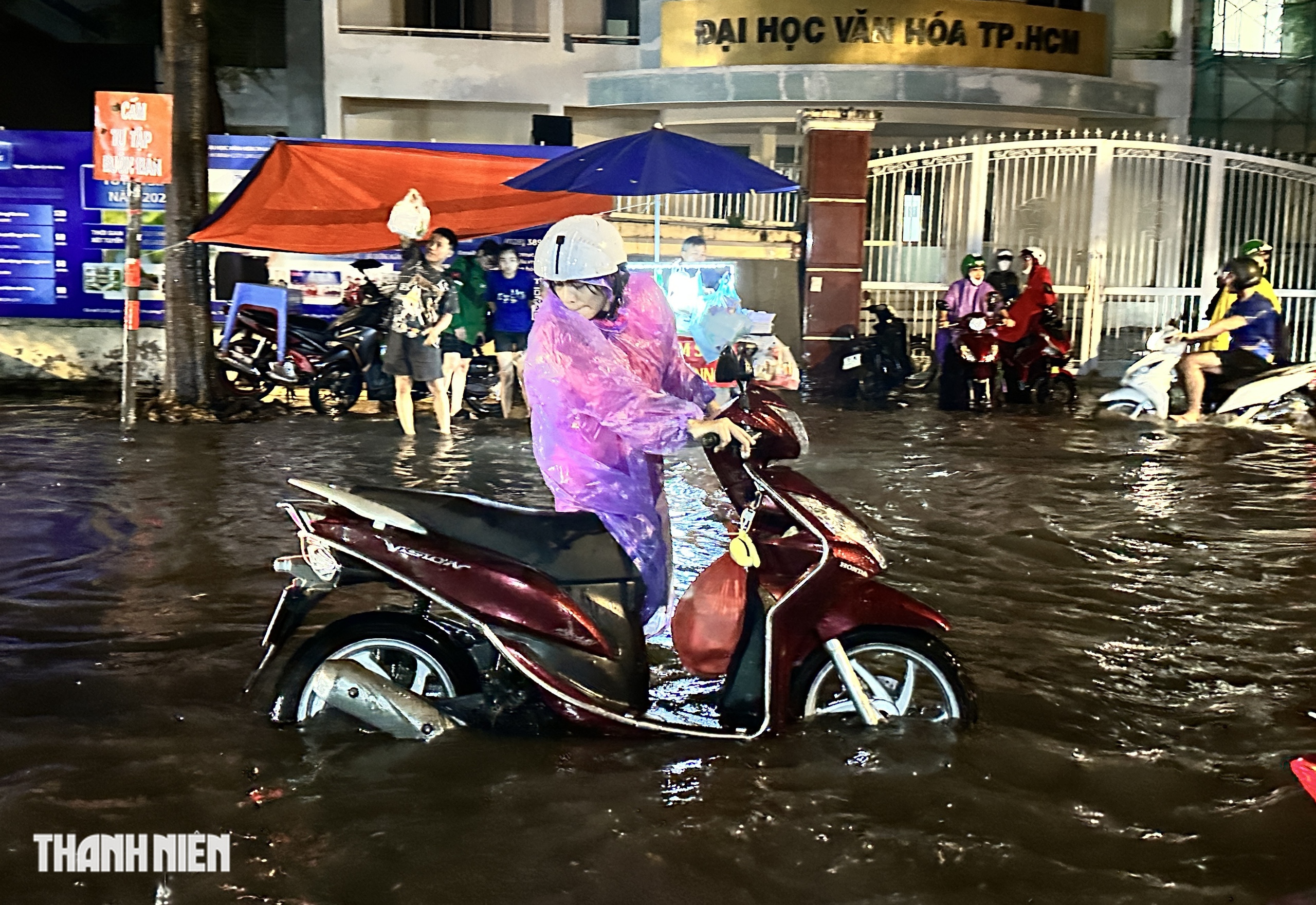 TP.HCM: Mưa lớn vào giờ tan tầm, đường ngập gần 2 tiếng- Ảnh 5.