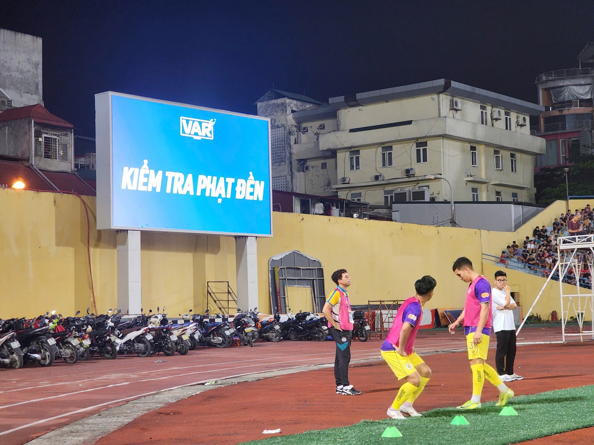 वी-लीग के पास 5वीं VAR कार, निवेशकों ने पहली बार अपनी बात रखी - फोटो 4. V-League có xe VAR thứ 5, nhà đầu tư lần đầu lên tiếng- Ảnh 4.