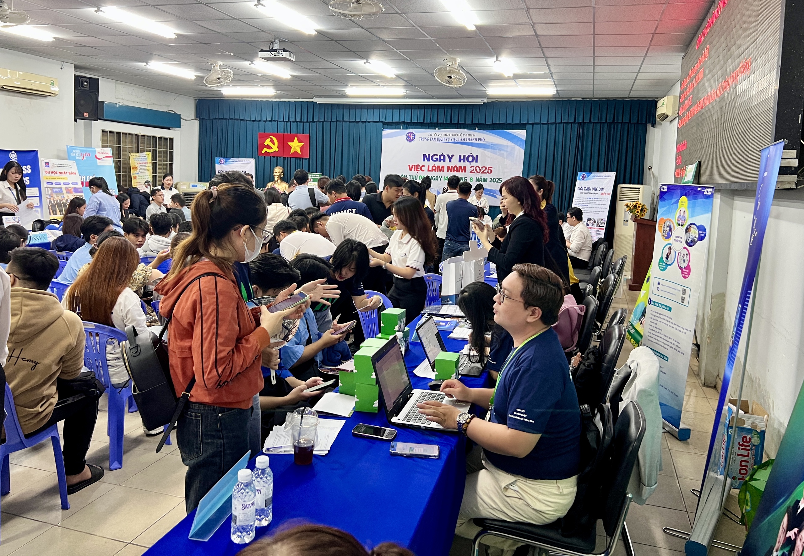 Đông người nộp hồ sơ hưởng trợ cấp thất nghiệp: Bất ngờ cơ hội có việc mới - Ảnh 1.