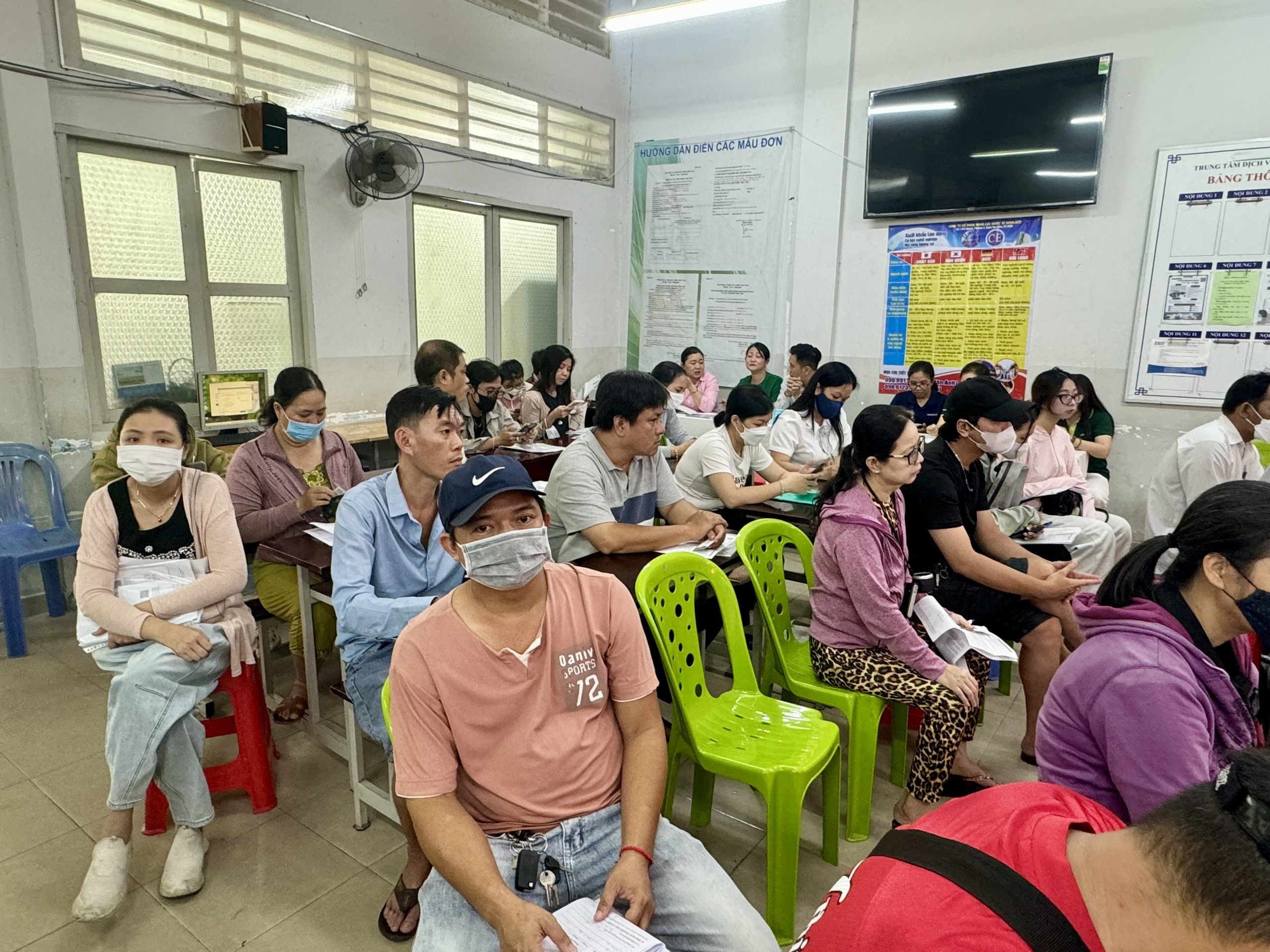 Đông người nộp hồ sơ hưởng trợ cấp thất nghiệp: Bất ngờ cơ hội có việc mới - Ảnh 2.