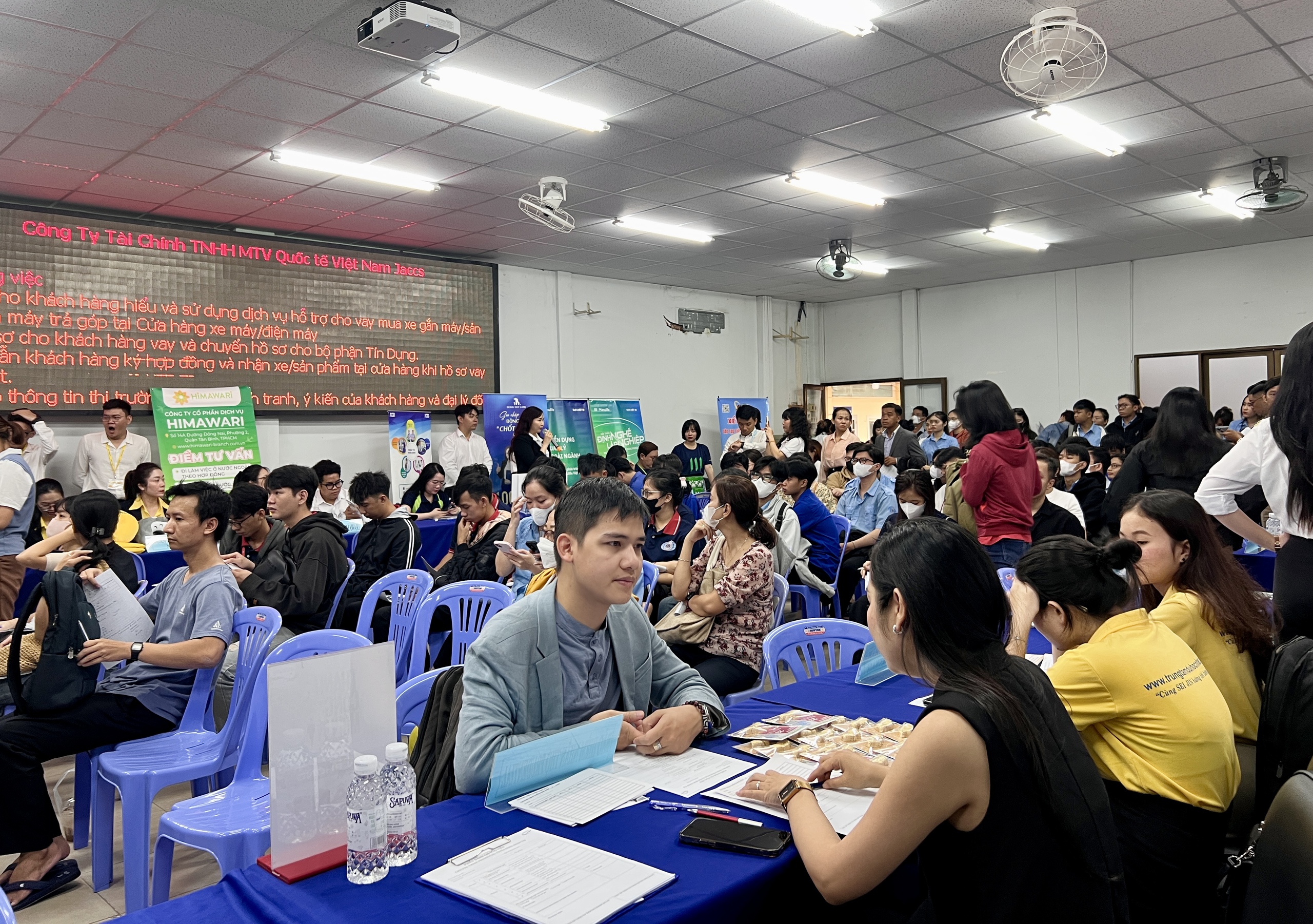 Ngày hội việc làm ở TP.HCM: Có công ty tuyển 300 công nhân may mặc- Ảnh 1.