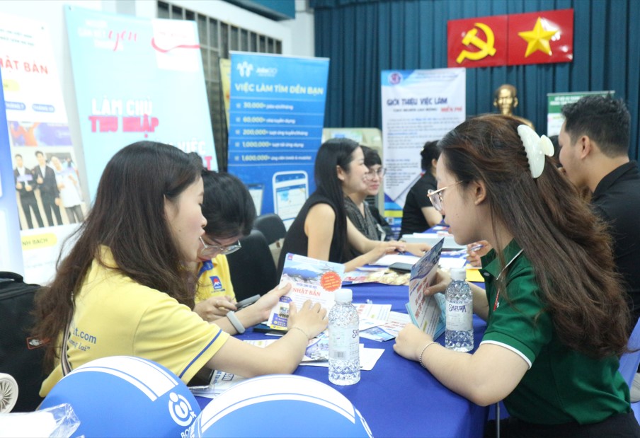 

Bạn trẻ tìm kiếm việc làm tại ngày hội  