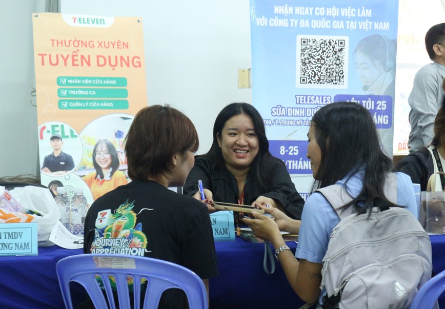 

Đợt này Công ty 7-eleven tuyển nhân viên với thu nhập từ 6-8 triệu đồng/tháng, chưa bao gồm thưởng KPI, lợi nhuận, thưởng cuối năm. Ứng viên được xét tăng lương, thăng chức định kỳ, có chế độ bảo hiểm đầy đủ. Bên cạnh đó, công ty còn tuyển nhân viên bán thời gian thu nhập từ 26.000 - 33.000 đồng/giờ.  