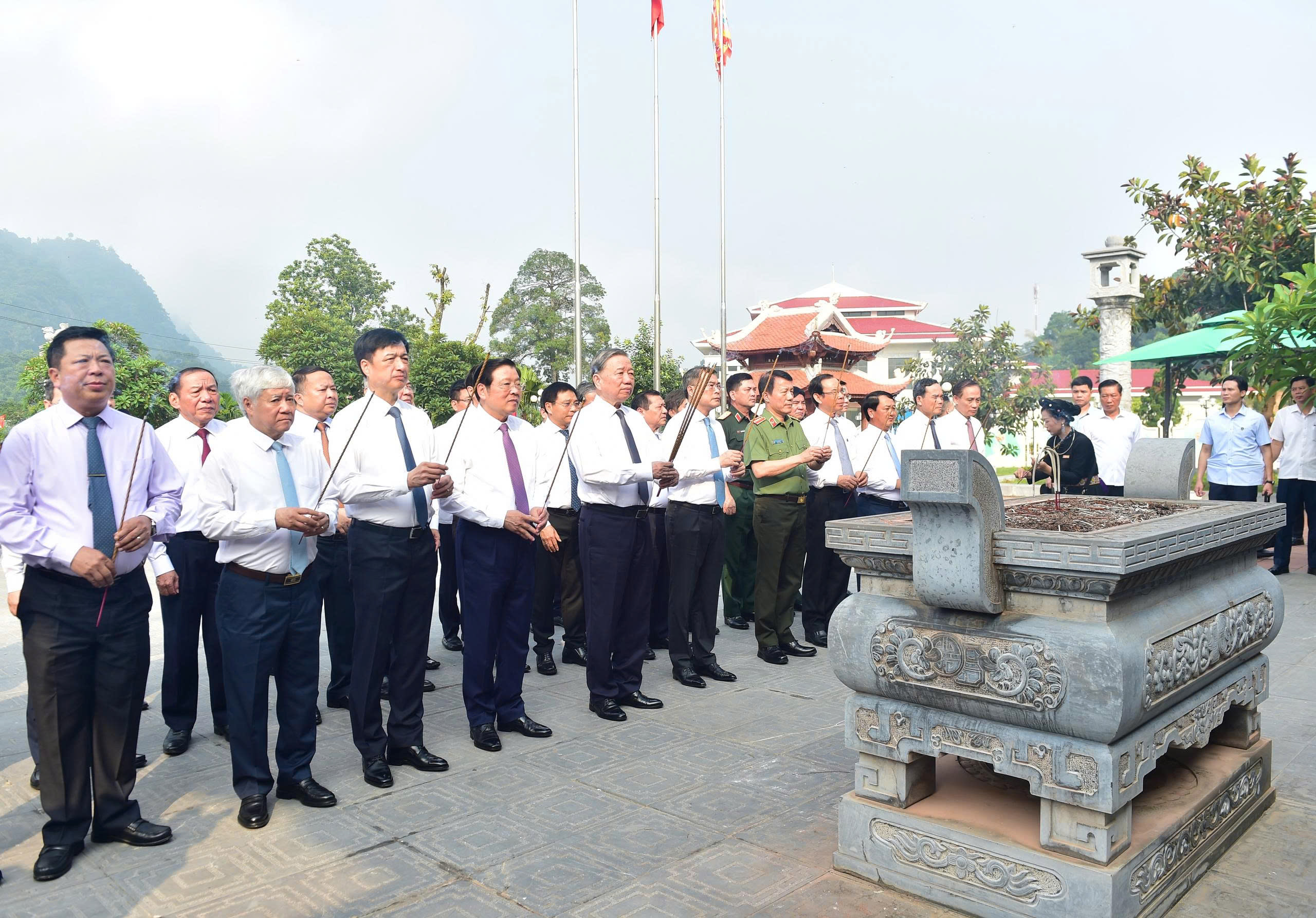 Tổng Bí thư dự lễ khánh thành tượng đài 'Bác Hồ ở Tân Trào' - Ảnh 1.
